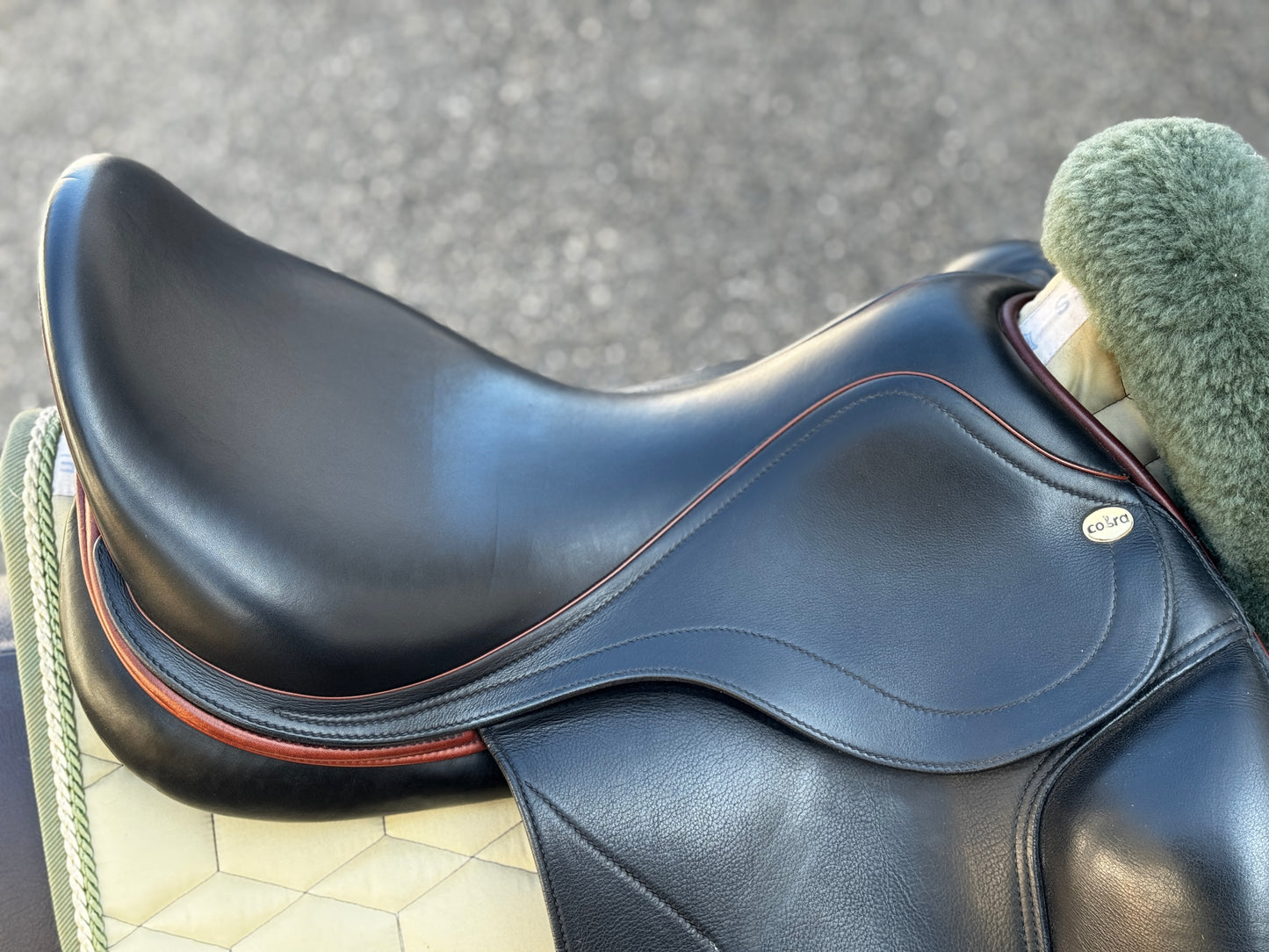 #147 Cobra Dressursattel 17,5 Zoll mit LHI doubliert