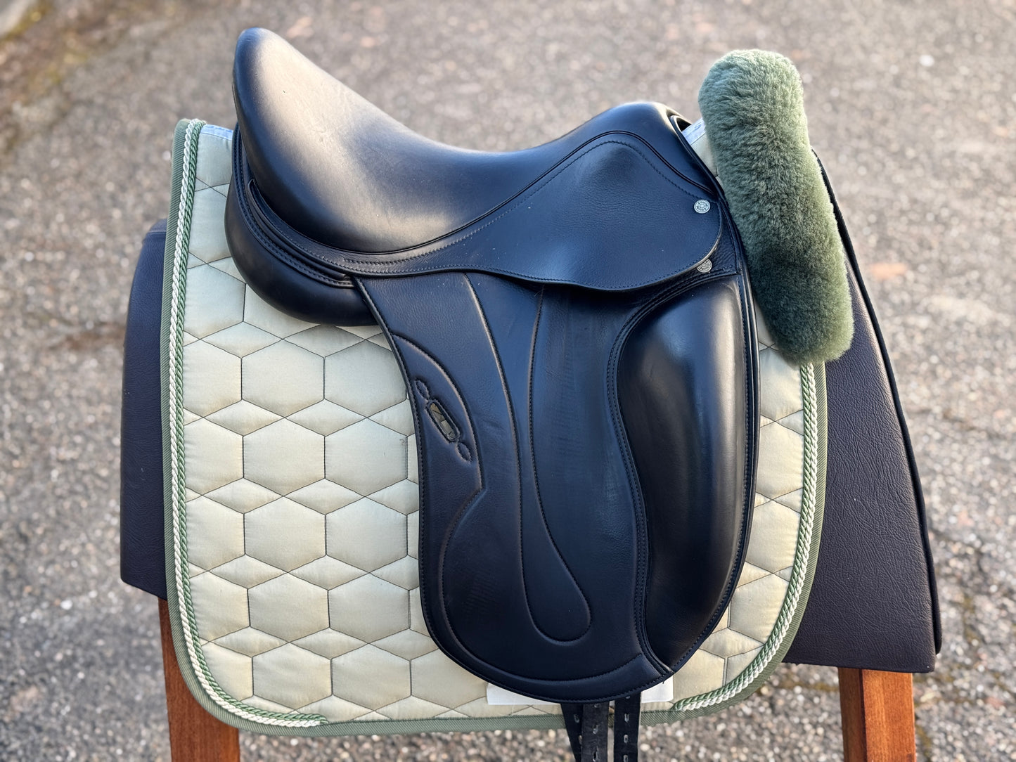 #79 Selleria Equipe Oracle Special Dressursattel 17 Zoll aus 2021