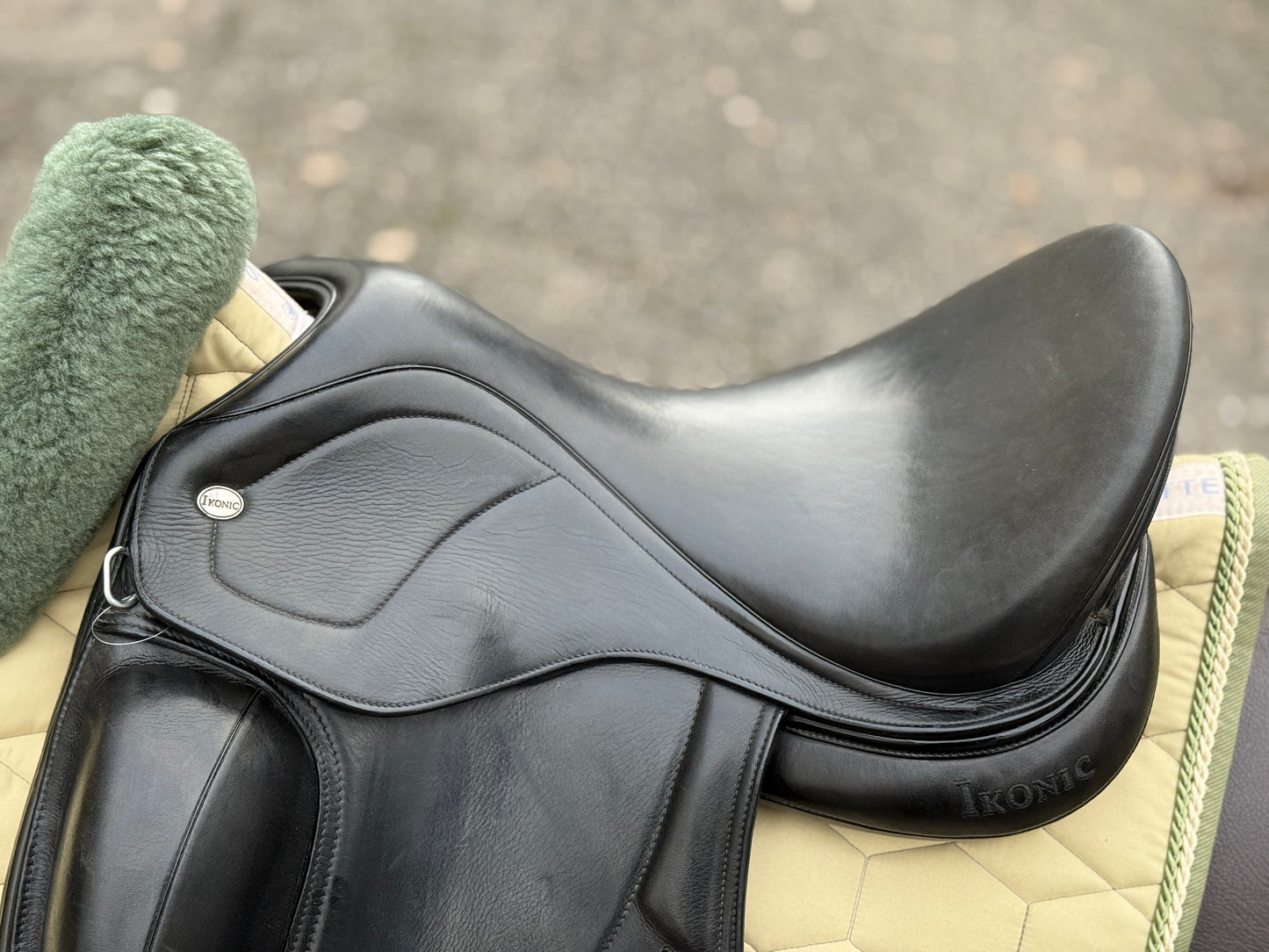 #260 Ikonic Pro Evolution Monoblatt DEV01 Dressursattel 16,5 Zoll