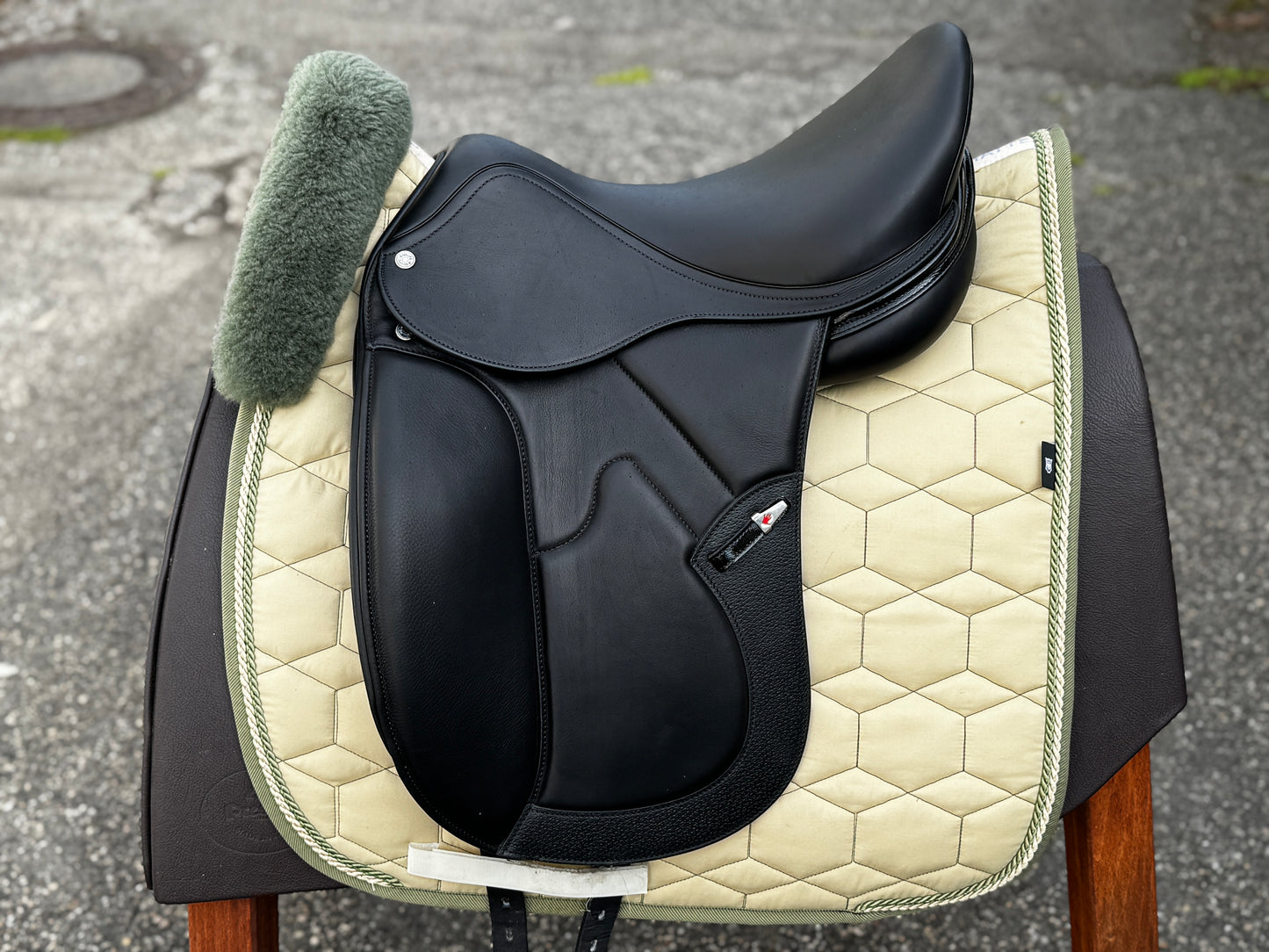 Selleria Equipe Bocelli Monoblatt Dressursattel aus 2024 16,5 Zoll Ponysattel