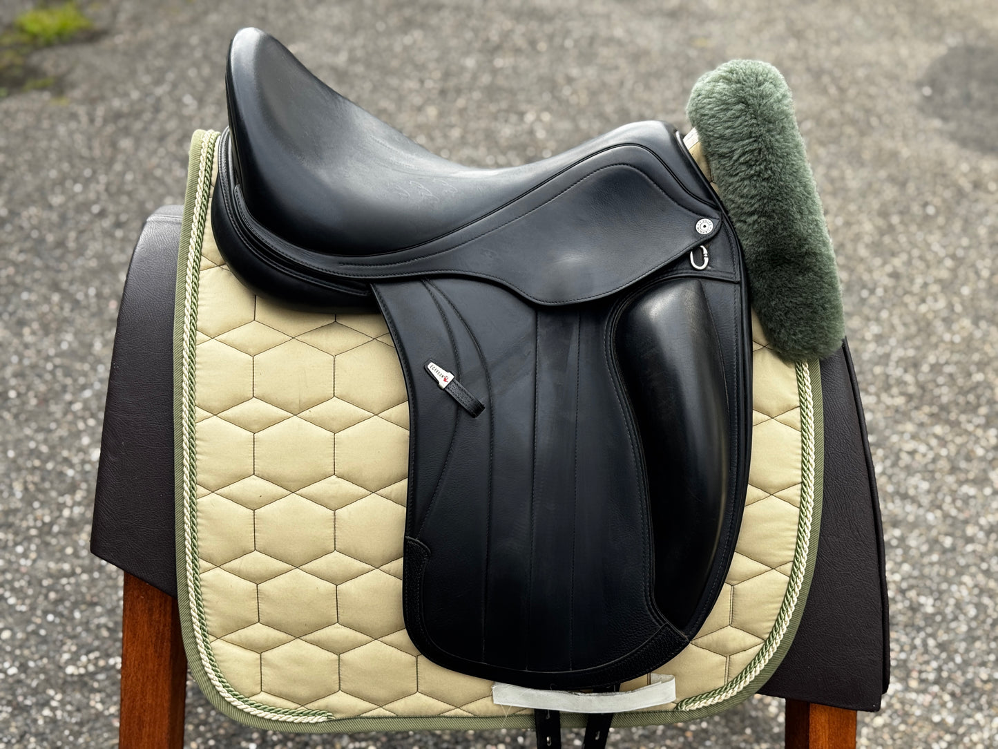 #149 Selleria Equipe Viktoria Carbon Dressursattel 17,5 Zoll