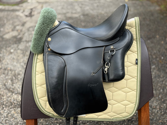 #215 Sommer Opus I Dressursattel mit Equitation Kissen 17,5 Zoll