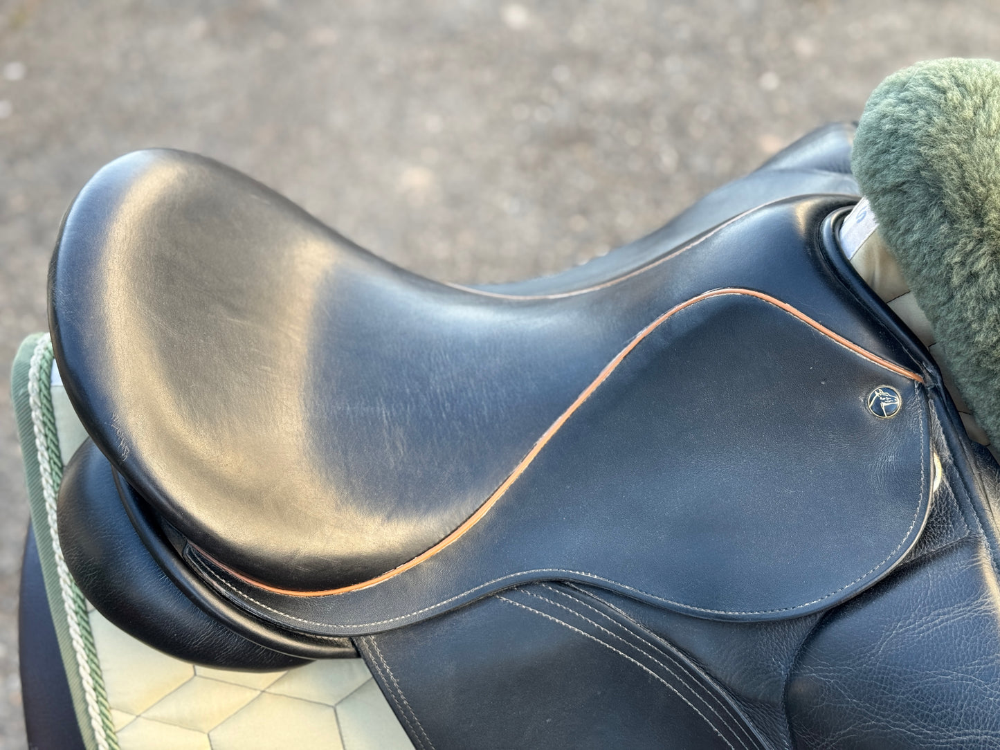#95 Charlys Physio Dressursattel 17 Zoll - für sehr breite Pferde XW