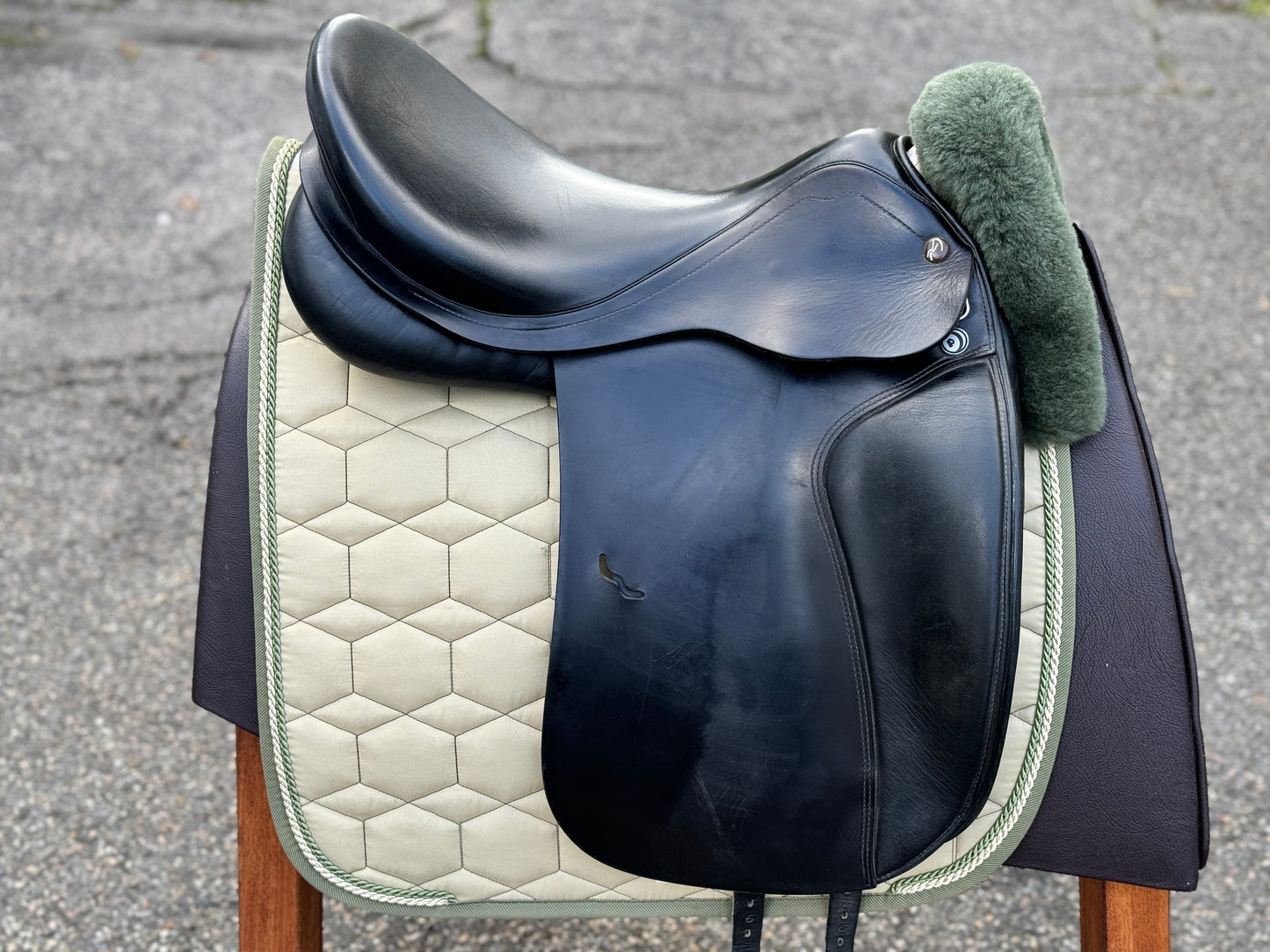 #36 Prestige Hippos Dressage Dressursattel 18 Zoll 32