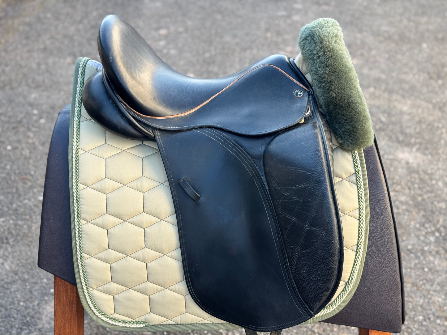 #95 Charlys Physio Dressursattel 17 Zoll - für sehr breite Pferde XW