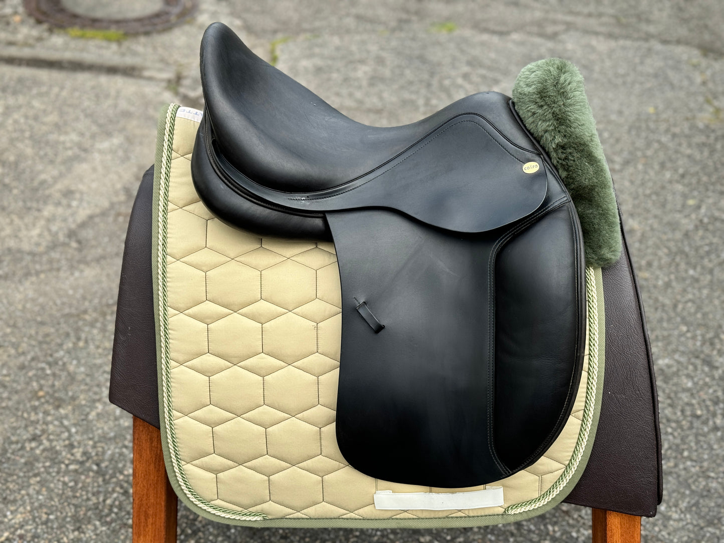 Silla de doma Cobra de 17,5 pulgadas (2019) con cincha corta.
