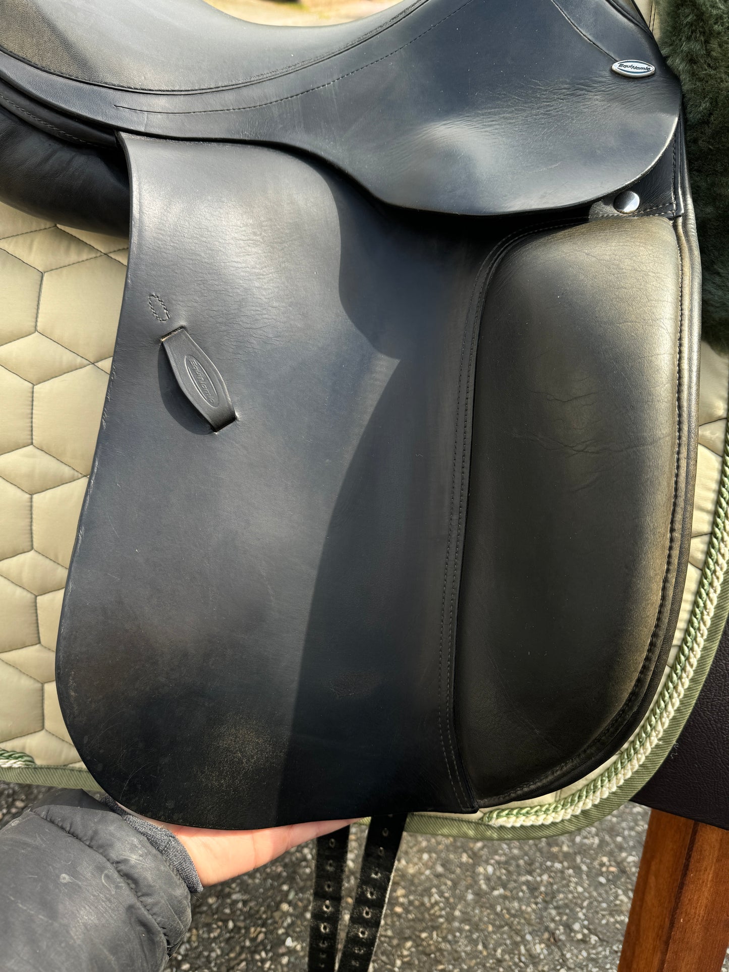 Silla de doma Equinomic de 17 pulgadas negra