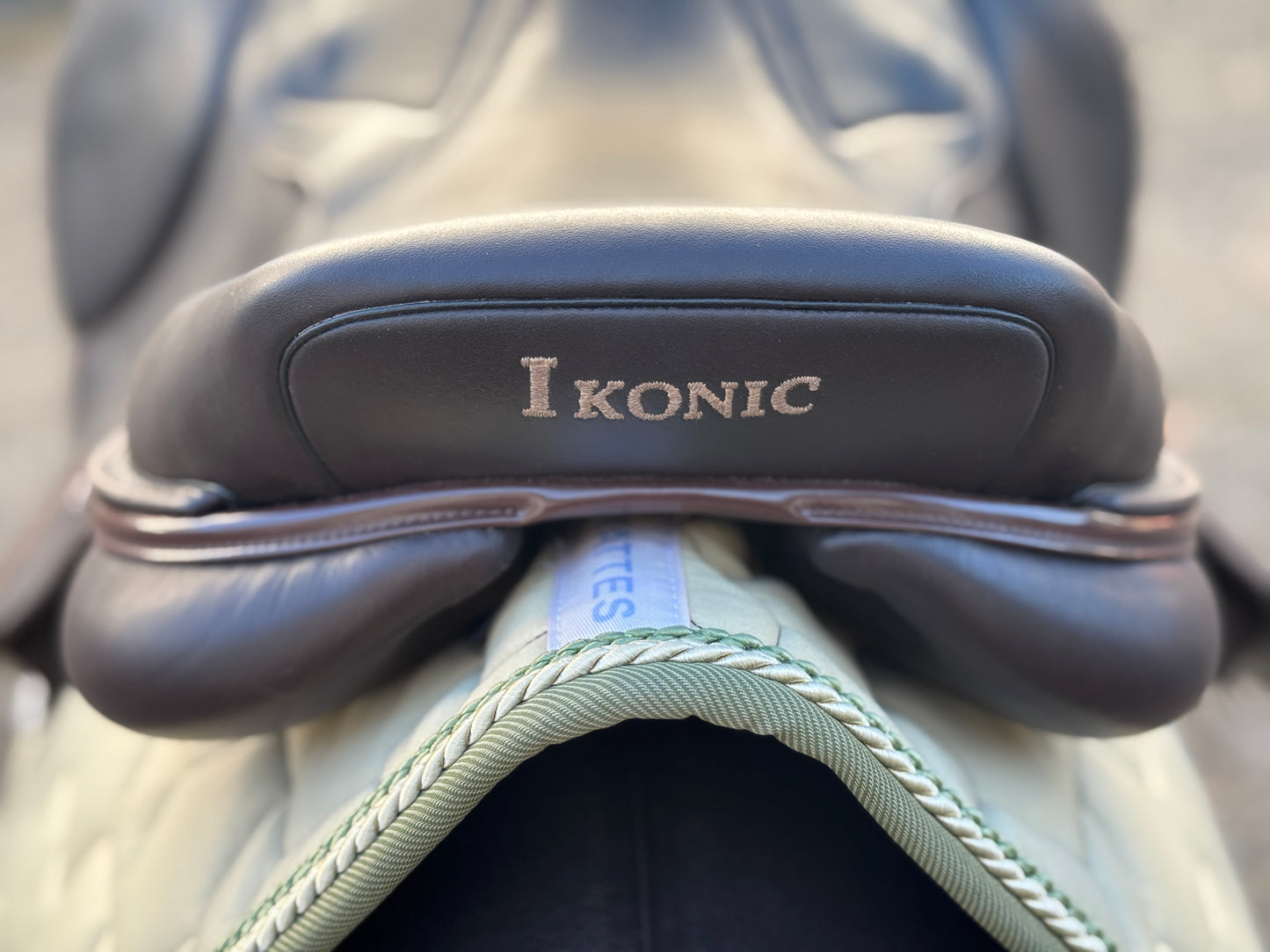 #82 Ikonic Springsattel Pro Evolution braun 17,5 Zoll
