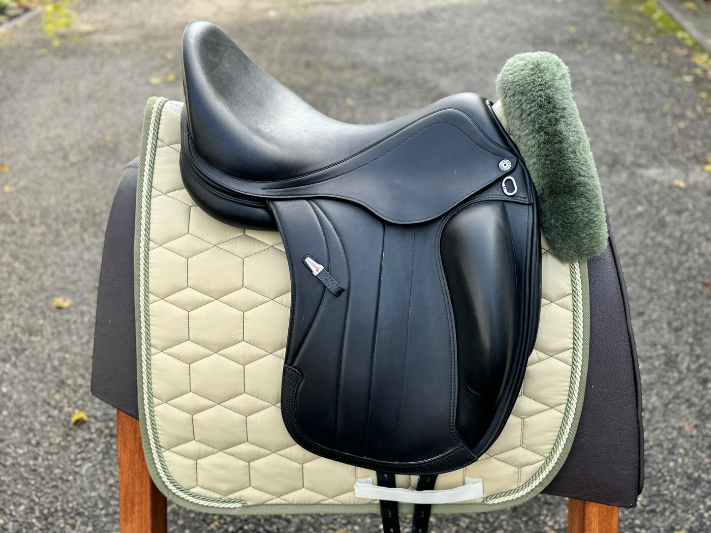 #K73 Selleria Equipe Viktoria Carbon Dressursattel 17 Zoll