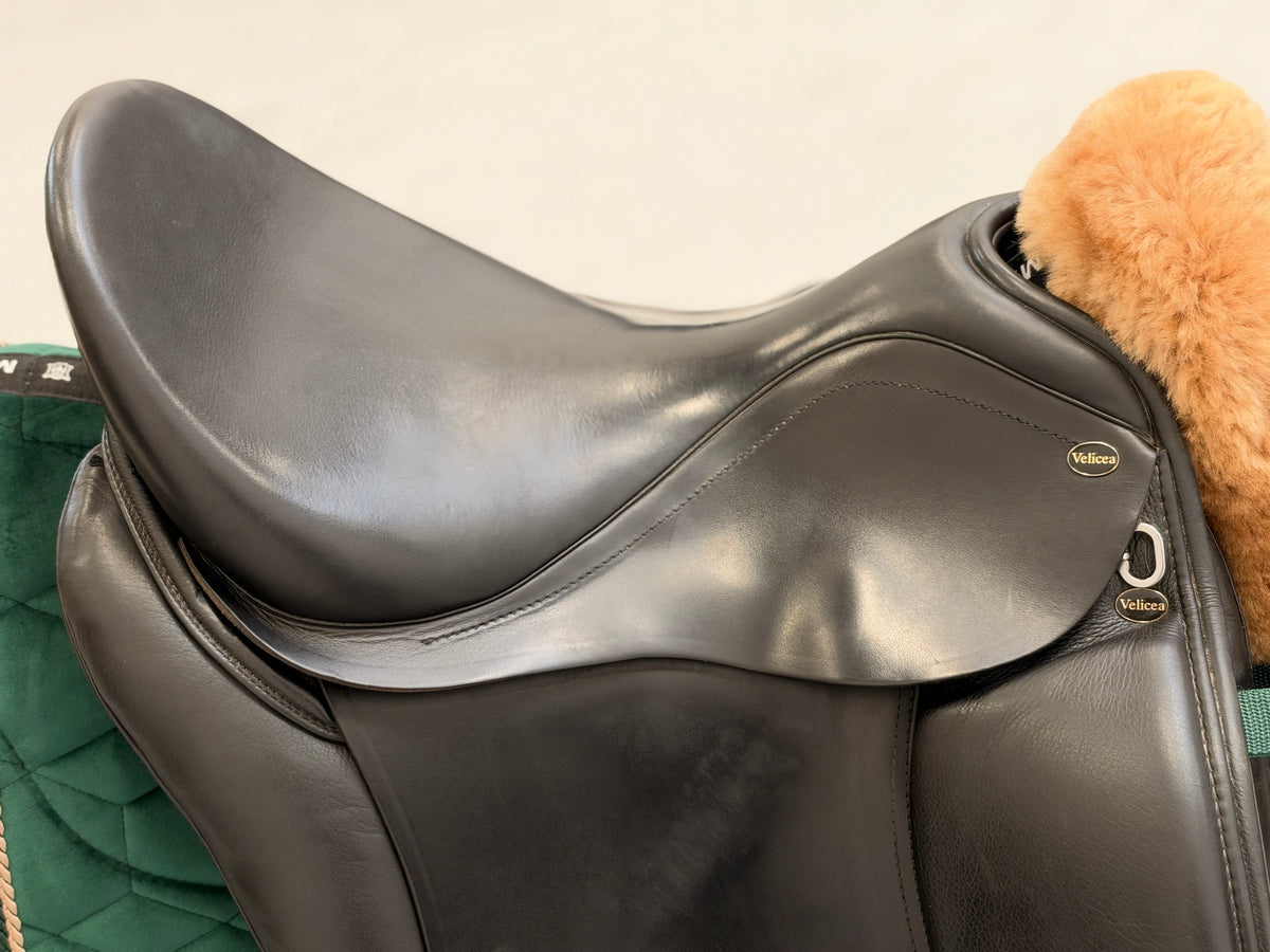 Velicea Onyx Dressursattel 17,5 Zoll mit Doma Vaquero Kissen