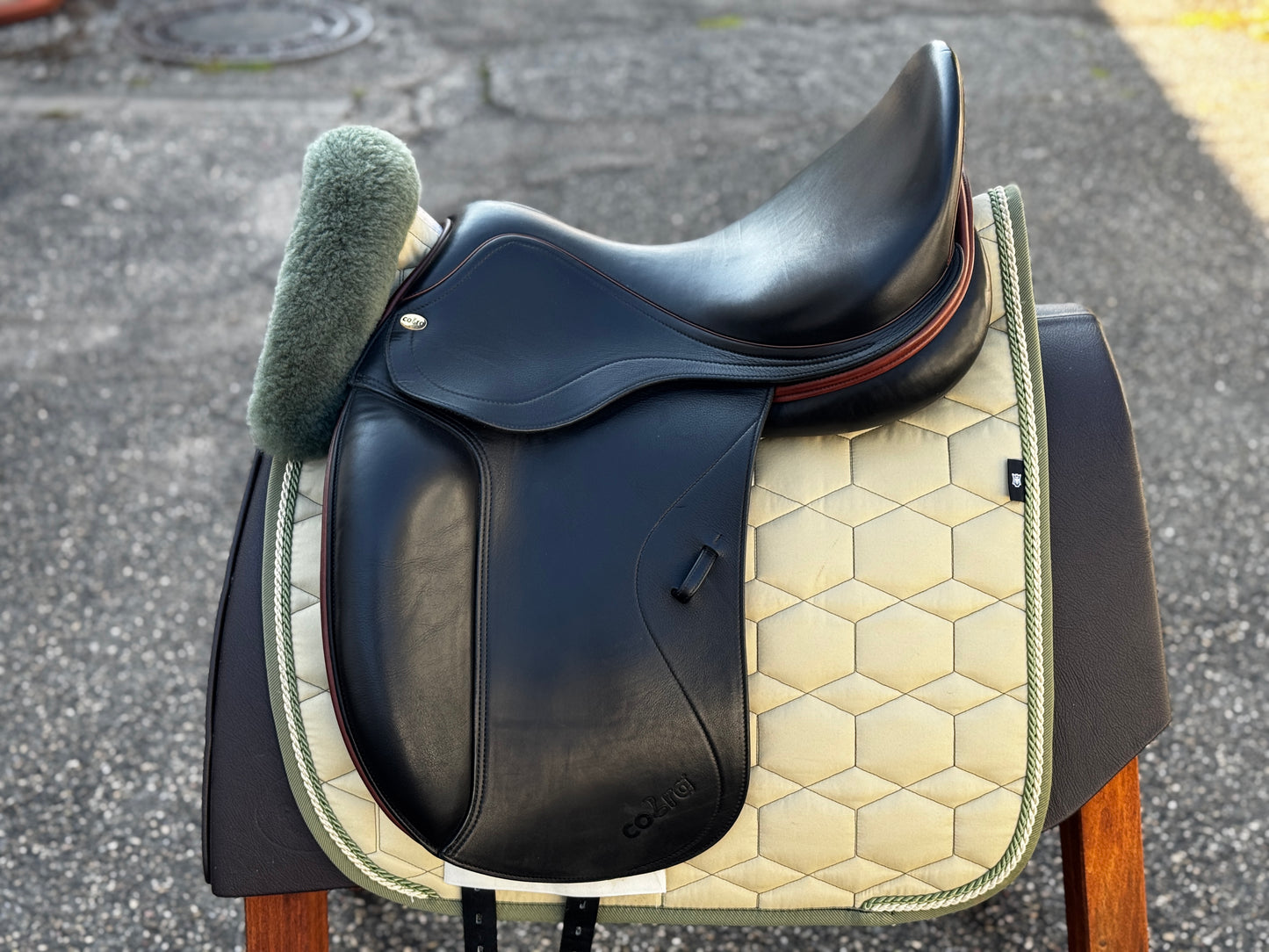 #147 Cobra Dressursattel 17,5 Zoll mit LHI doubliert