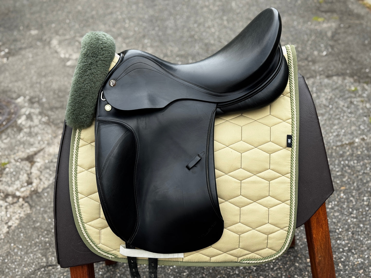 #138 Prestige Milano Dressursattel 18 Zoll 32 +2 Kissen