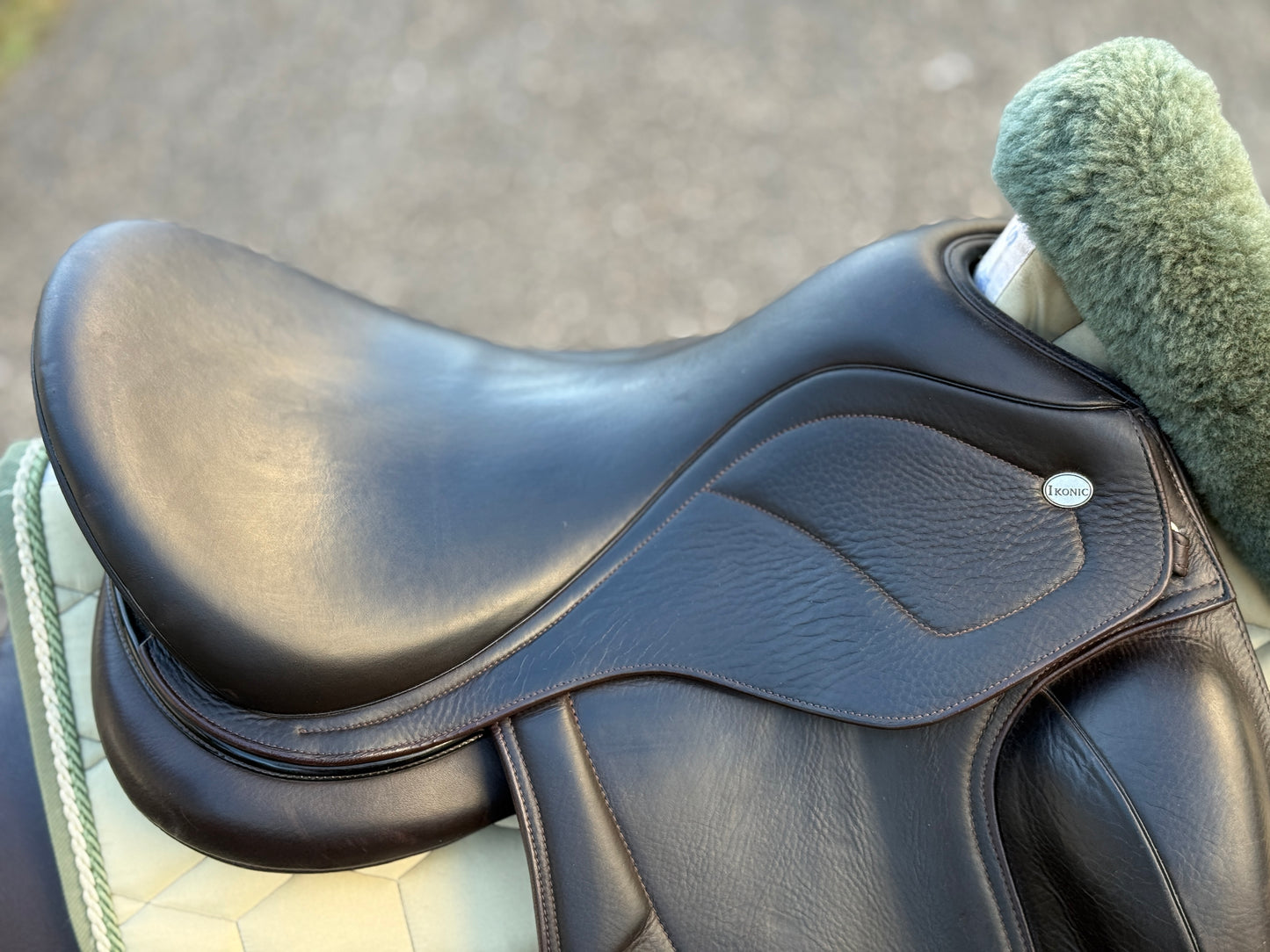 #K137 Ikonic Pro Evolution Monoblatt DEV02 Dressursattel 16,5 Zoll Vorführsattel braun