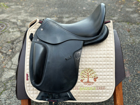 Equiline dressage saddle 18 inch mono leaf
