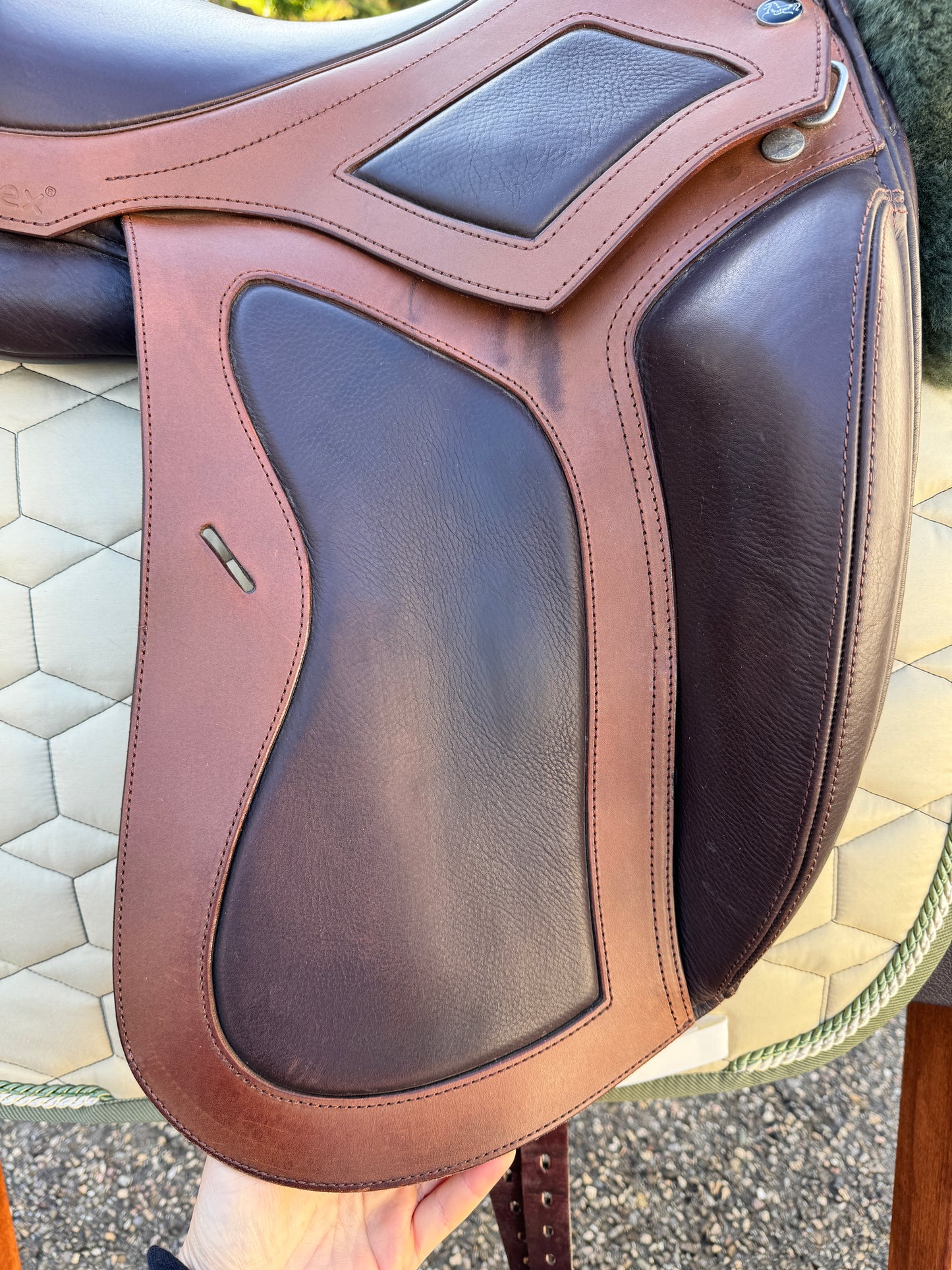 #27 Silla de doma Maxflex Melina Pro de 17,5 pulgadas, monoplegable, marrón, como nueva