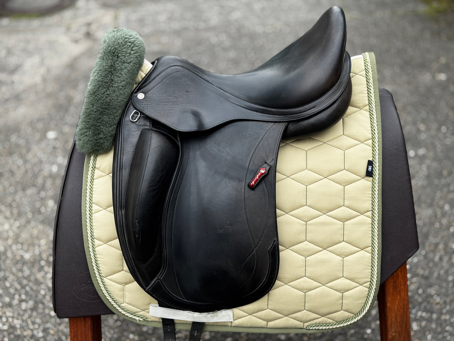 #150 Selleria Equipe Olympia Monoblatt Dressursattel 17 Zoll