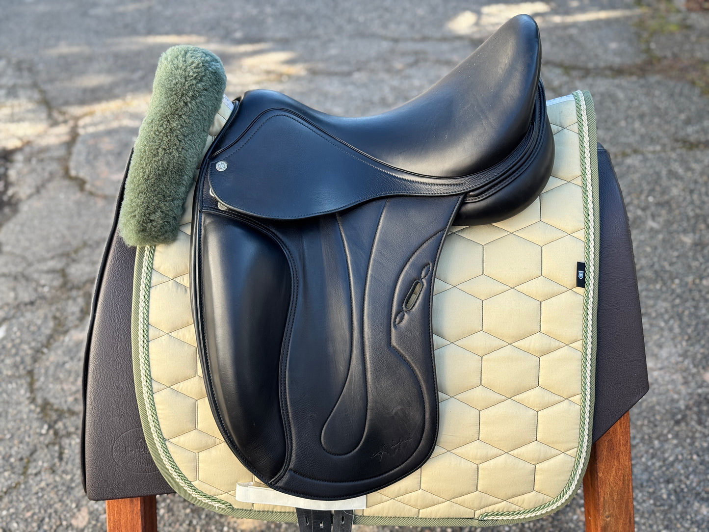 #79 Selleria Equipe Oracle Special Dressursattel 17 Zoll aus 2021