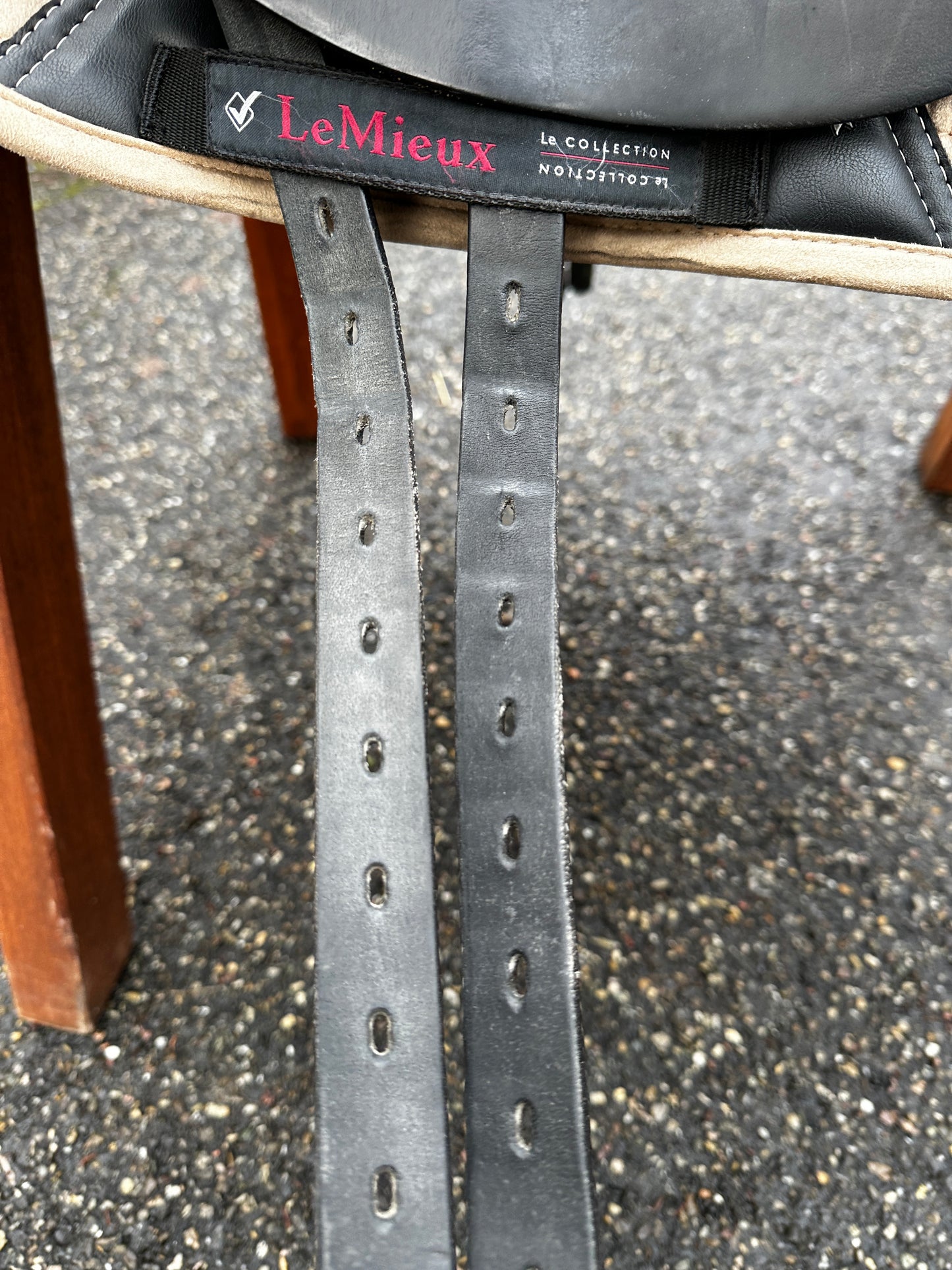 Amerigo DJ Dressursattel 17,5 Zoll halbtiefer Sitz