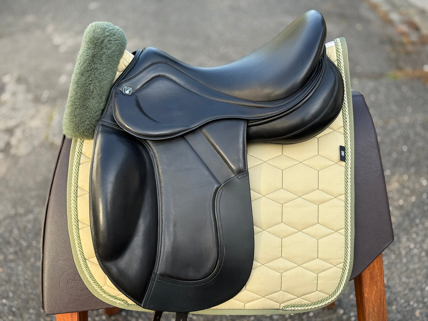 #K145 3S Bentley Dressursattel 17,5 Zoll mit Stabilizerkissen
