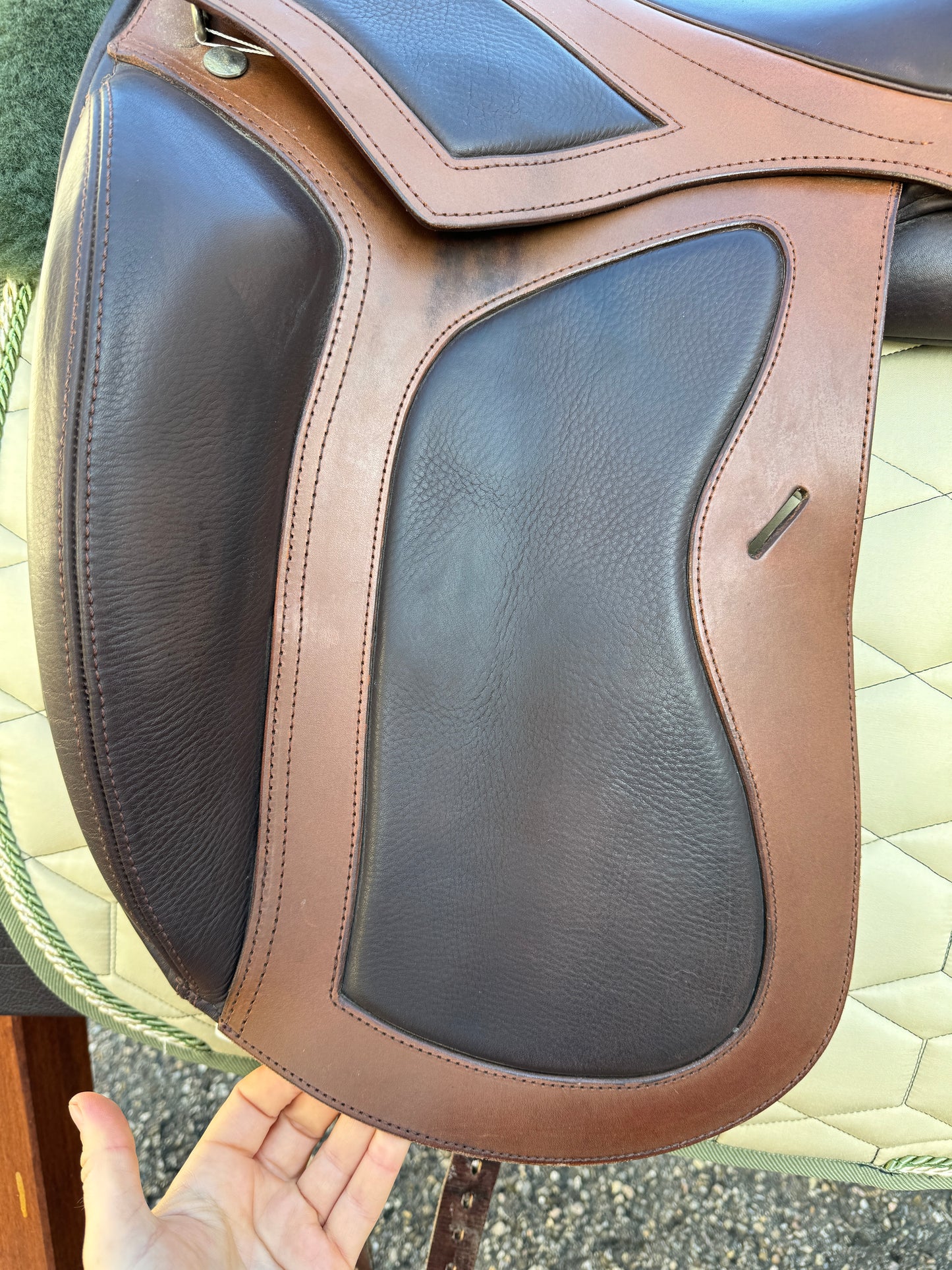 #27 Silla de doma Maxflex Melina Pro de 17,5 pulgadas, monoplegable, marrón, como nueva
