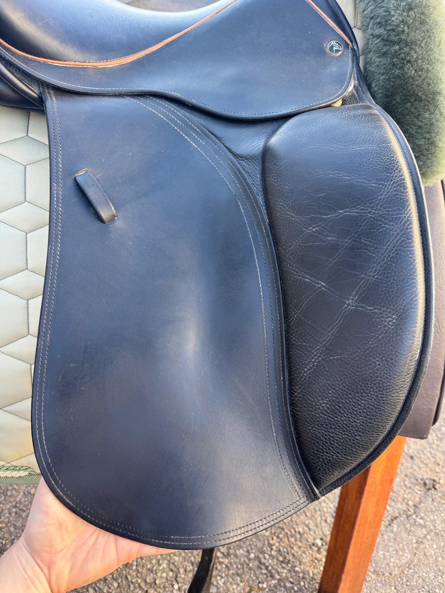 #95 Charlys Physio Dressursattel 17 Zoll - für sehr breite Pferde XW