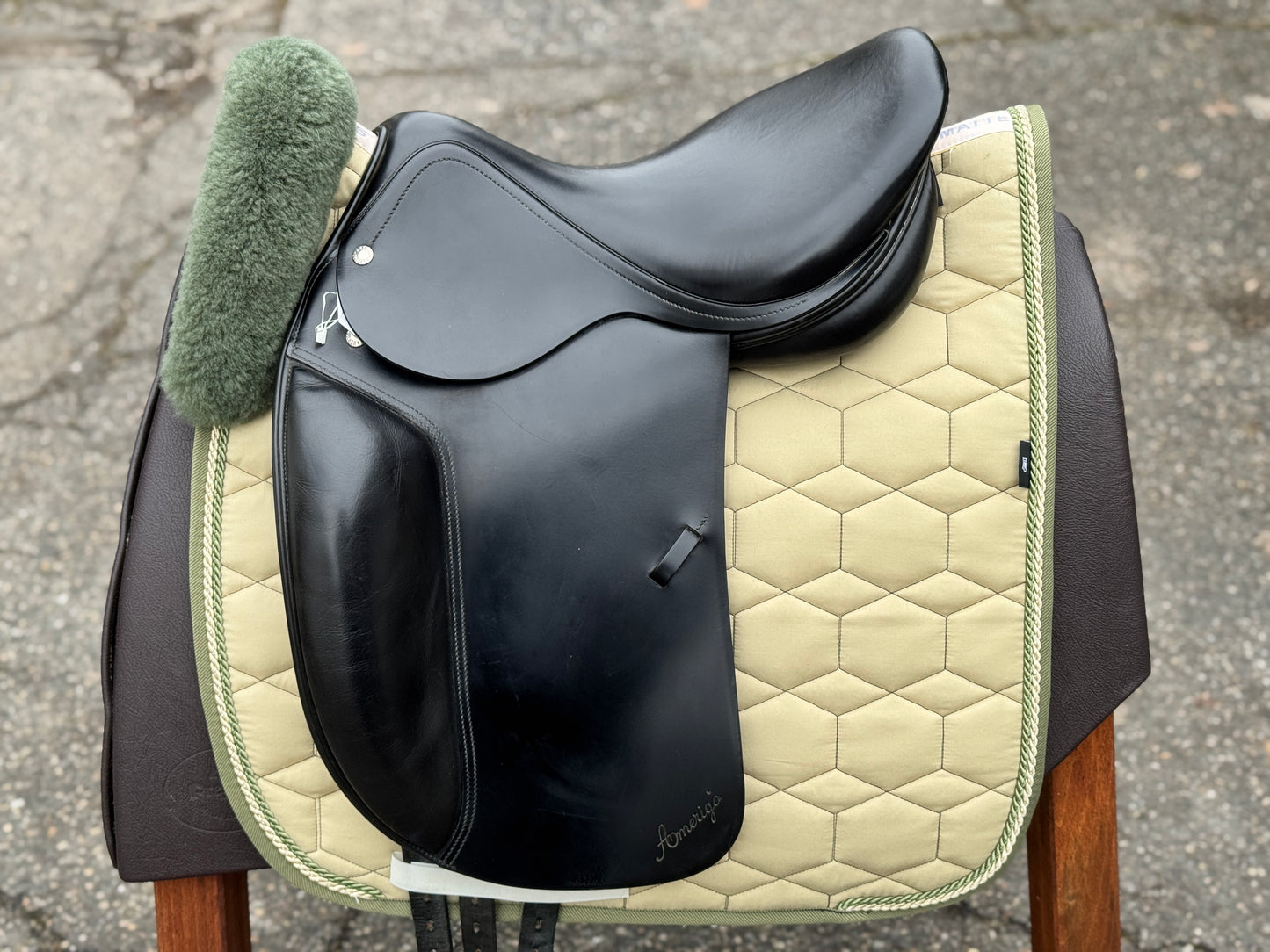 Silla de doma clásica Amerigo Basso #K89, asiento semiprofundo de 17 pulgadas