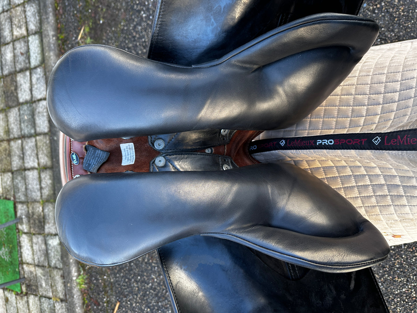 WOW Dressursattel 16 Zoll Monoblatt Flair System