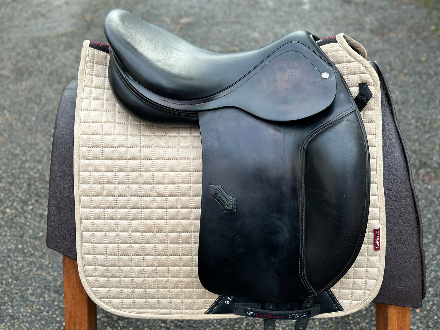Amerigo DJ Dressursattel 17,5 Zoll halbtiefer Sitz