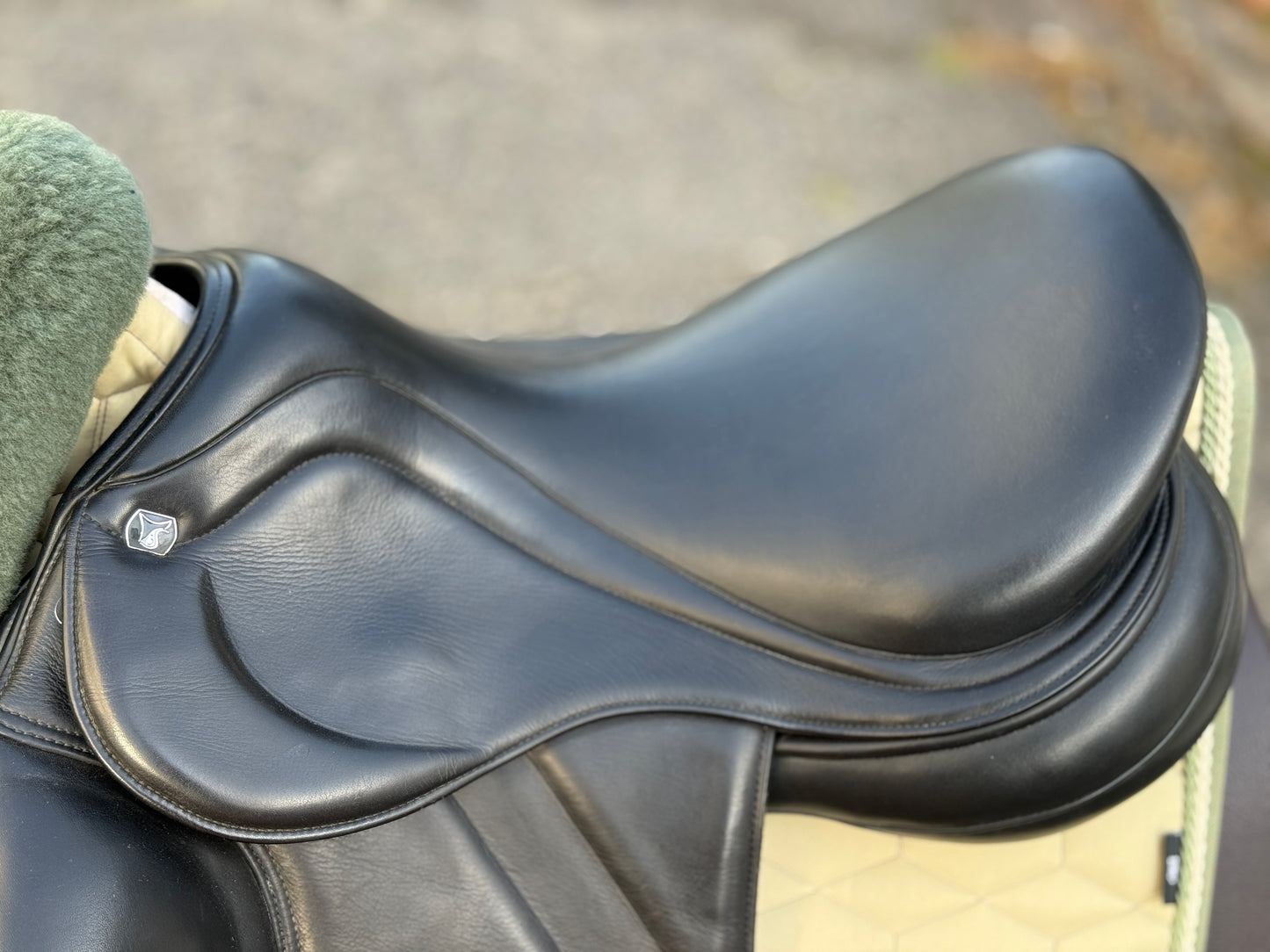 #K145 3S Bentley Dressursattel 17,5 Zoll mit Stabilizerkissen