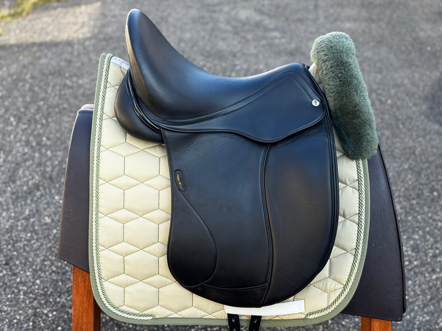 #144 Equiveron Dressursattel InFerno PP 17,5 Zoll aus 2023