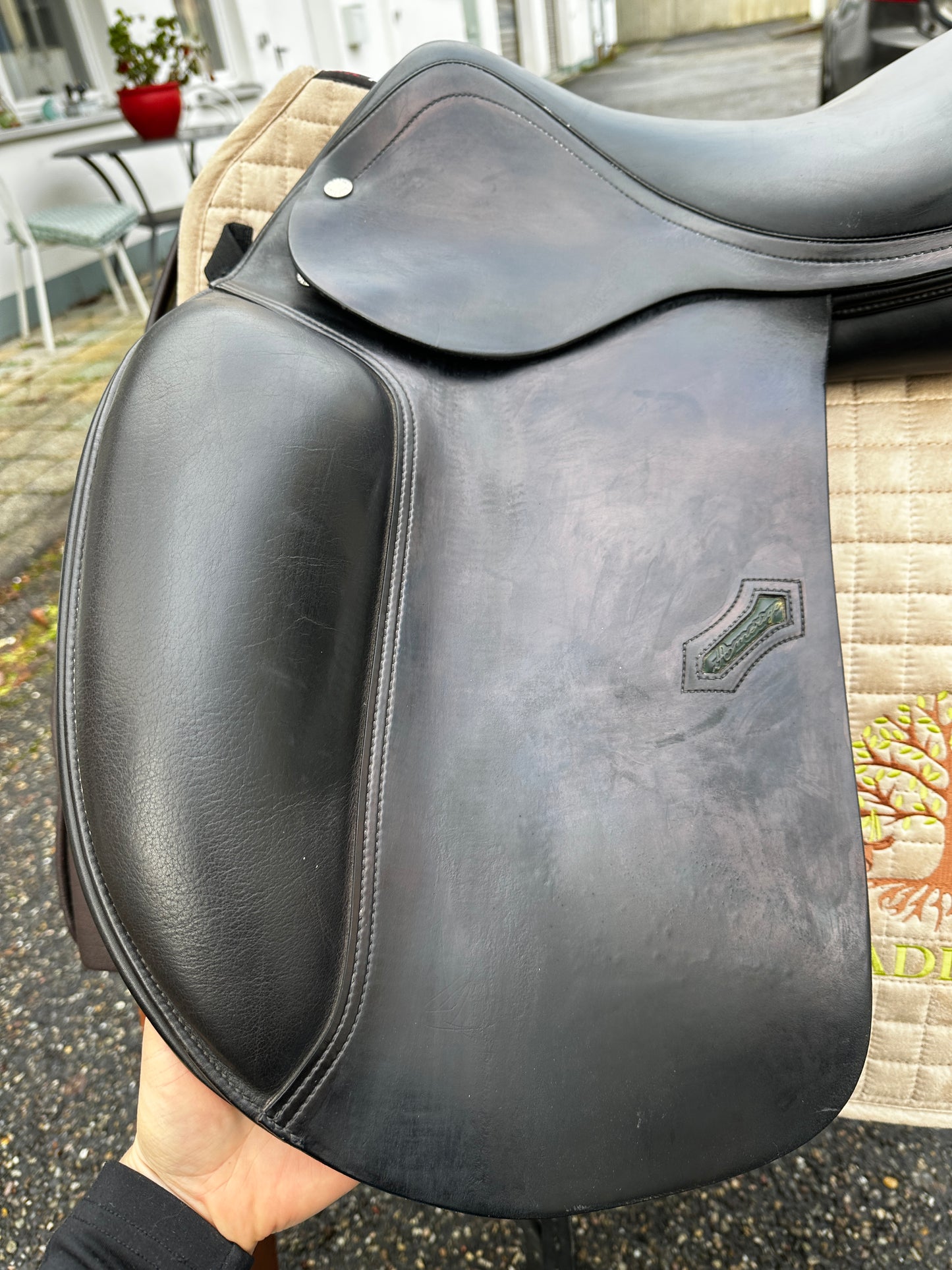 Amerigo DJ Dressursattel 17,5 Zoll halbtiefer Sitz