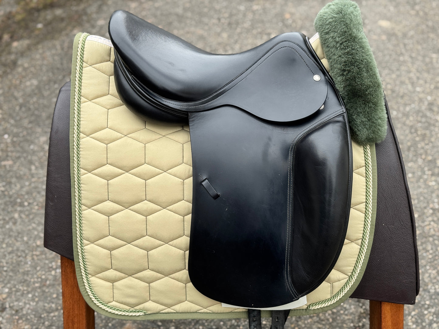 Silla de doma clásica Amerigo Basso #K89, asiento semiprofundo de 17 pulgadas