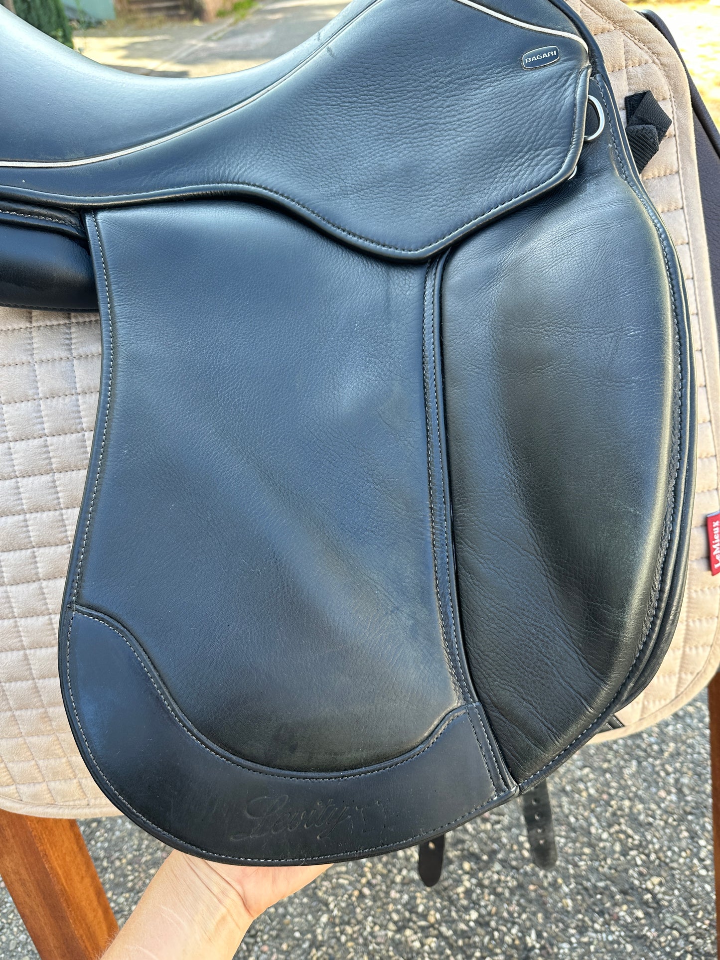 Bagari Levity dressage saddle 17.5 inches