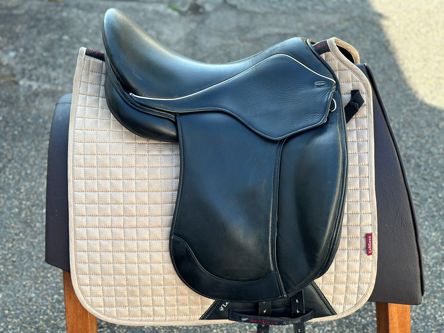 Bagari Levity dressage saddle 17.5 inches