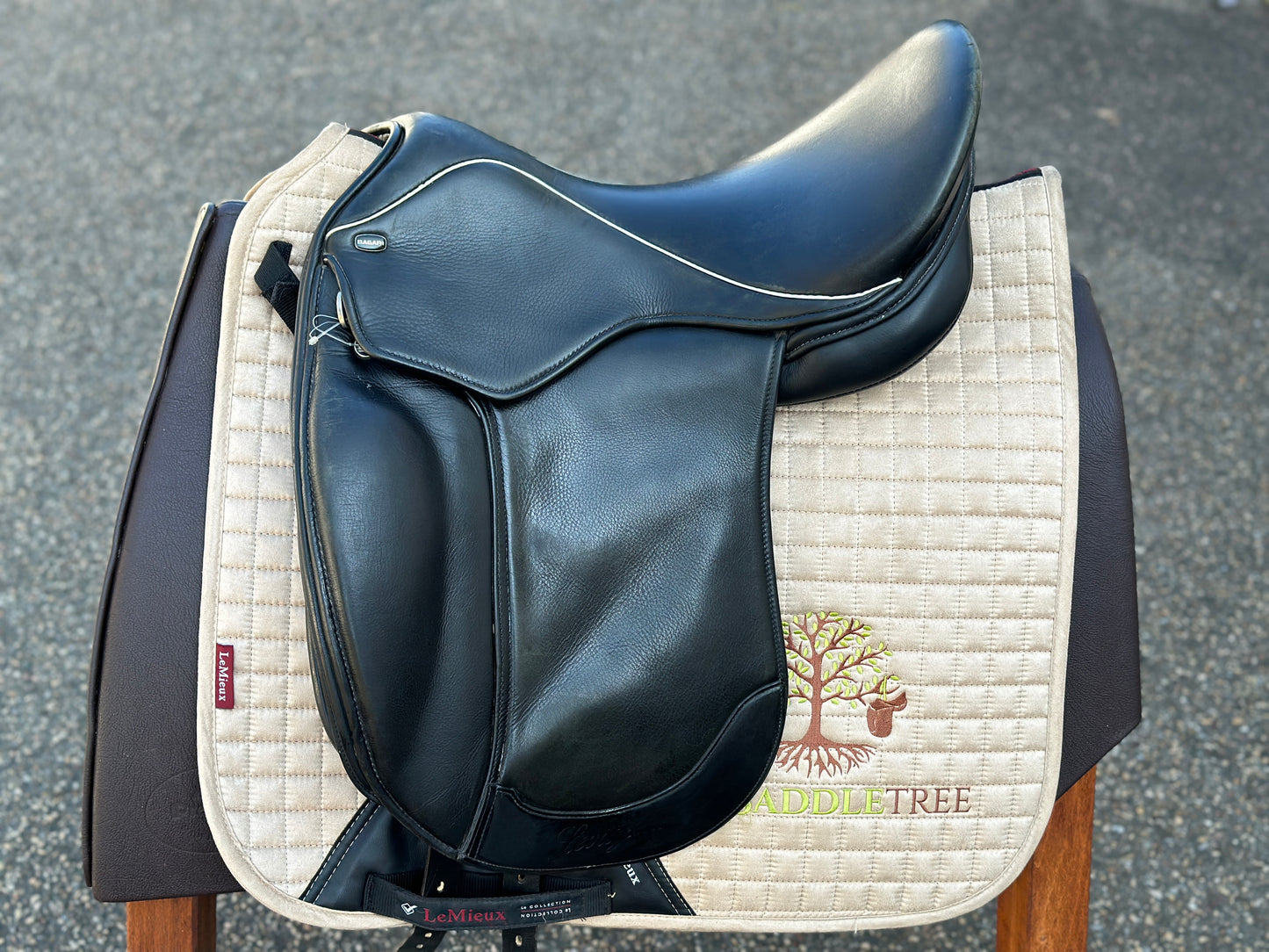 Bagari Levity dressage saddle 17.5 inches
