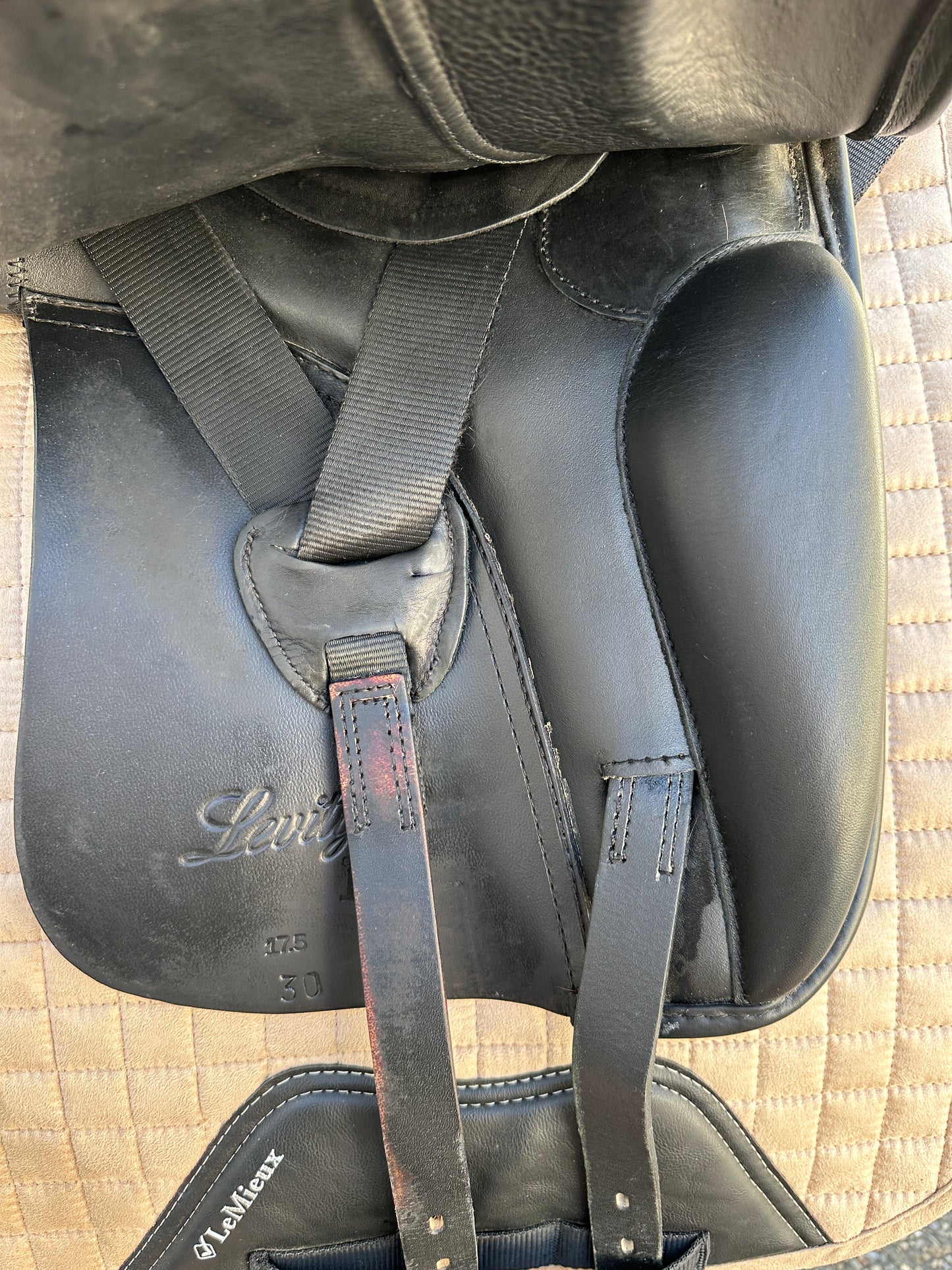 Bagari Levity dressage saddle 17.5 inches