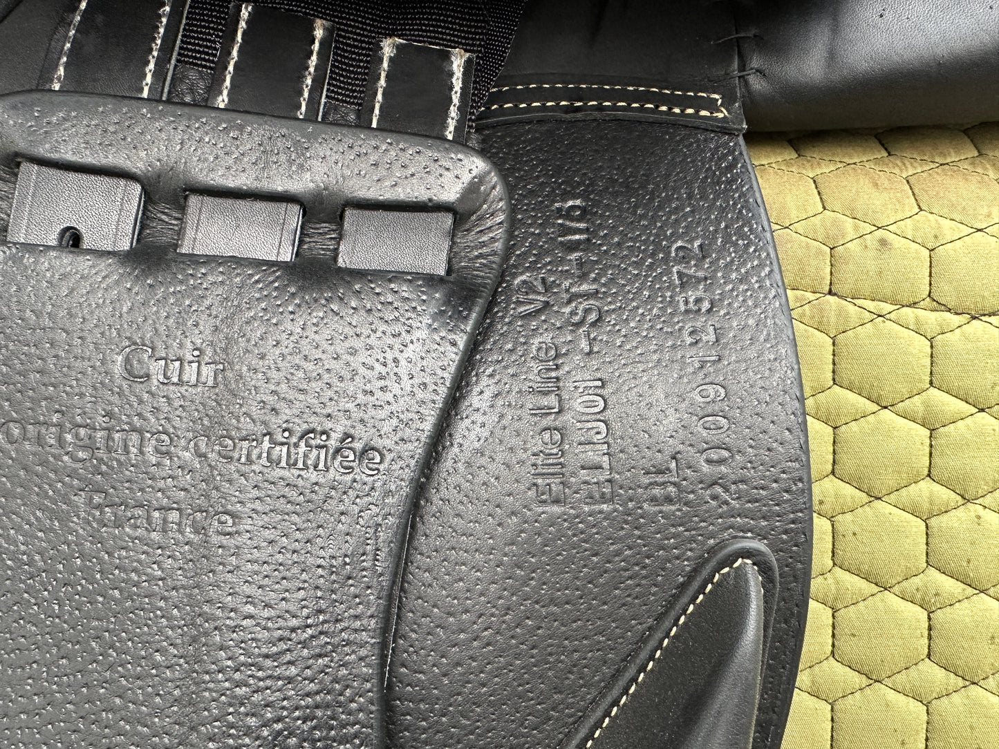 Ikonic Elite Springsattel schwarz 17,5 Zoll Klettpauschen