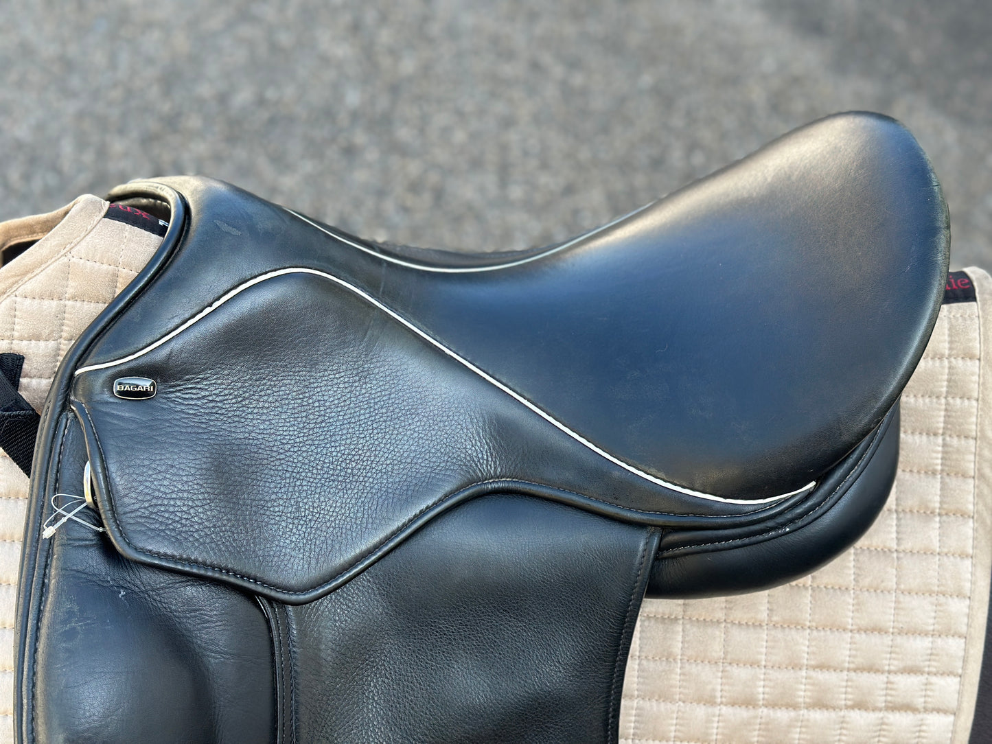 Bagari Levity dressage saddle 17.5 inches