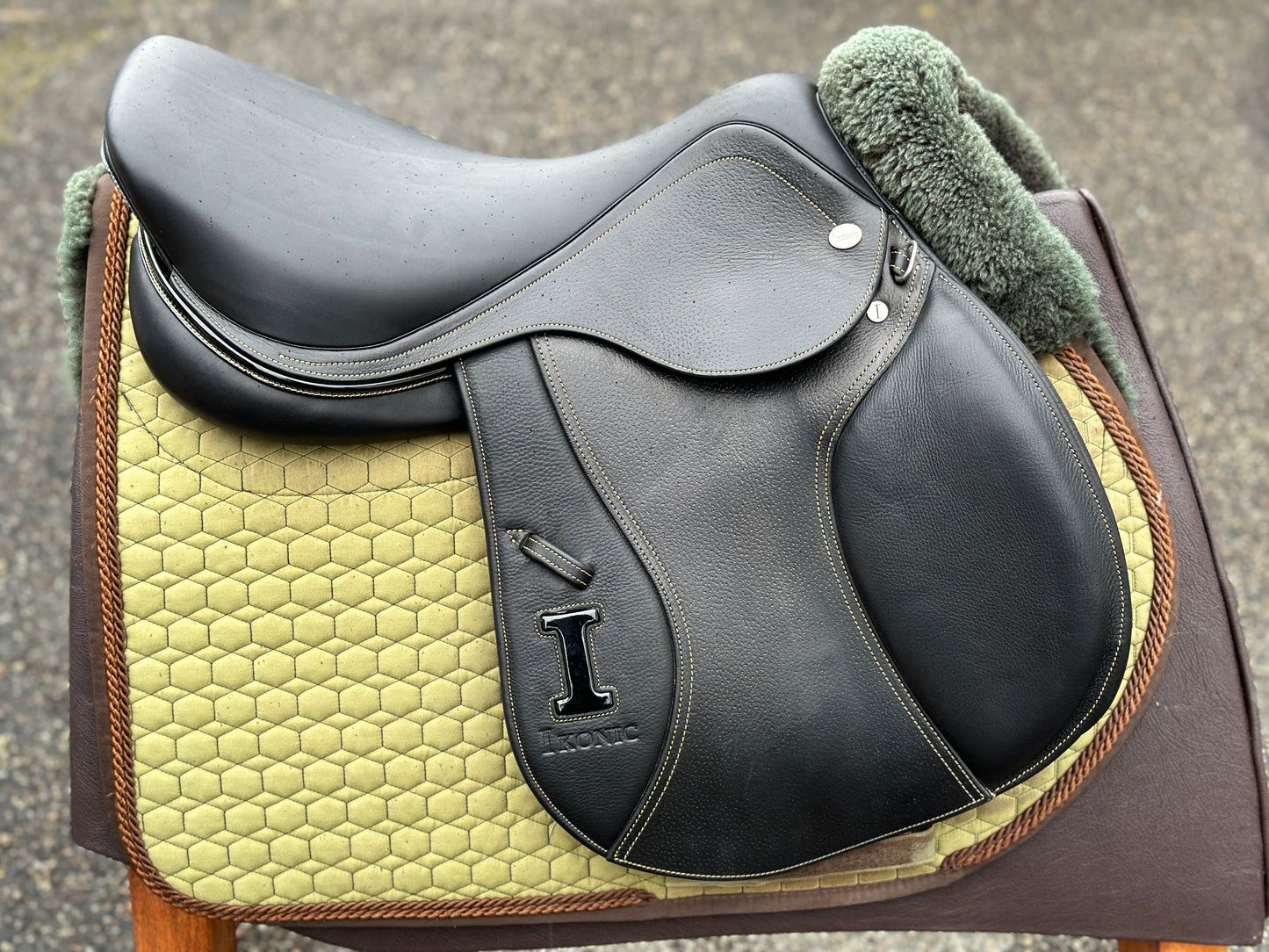 Ikonic Elite Springsattel schwarz 17,5 Zoll Klettpauschen