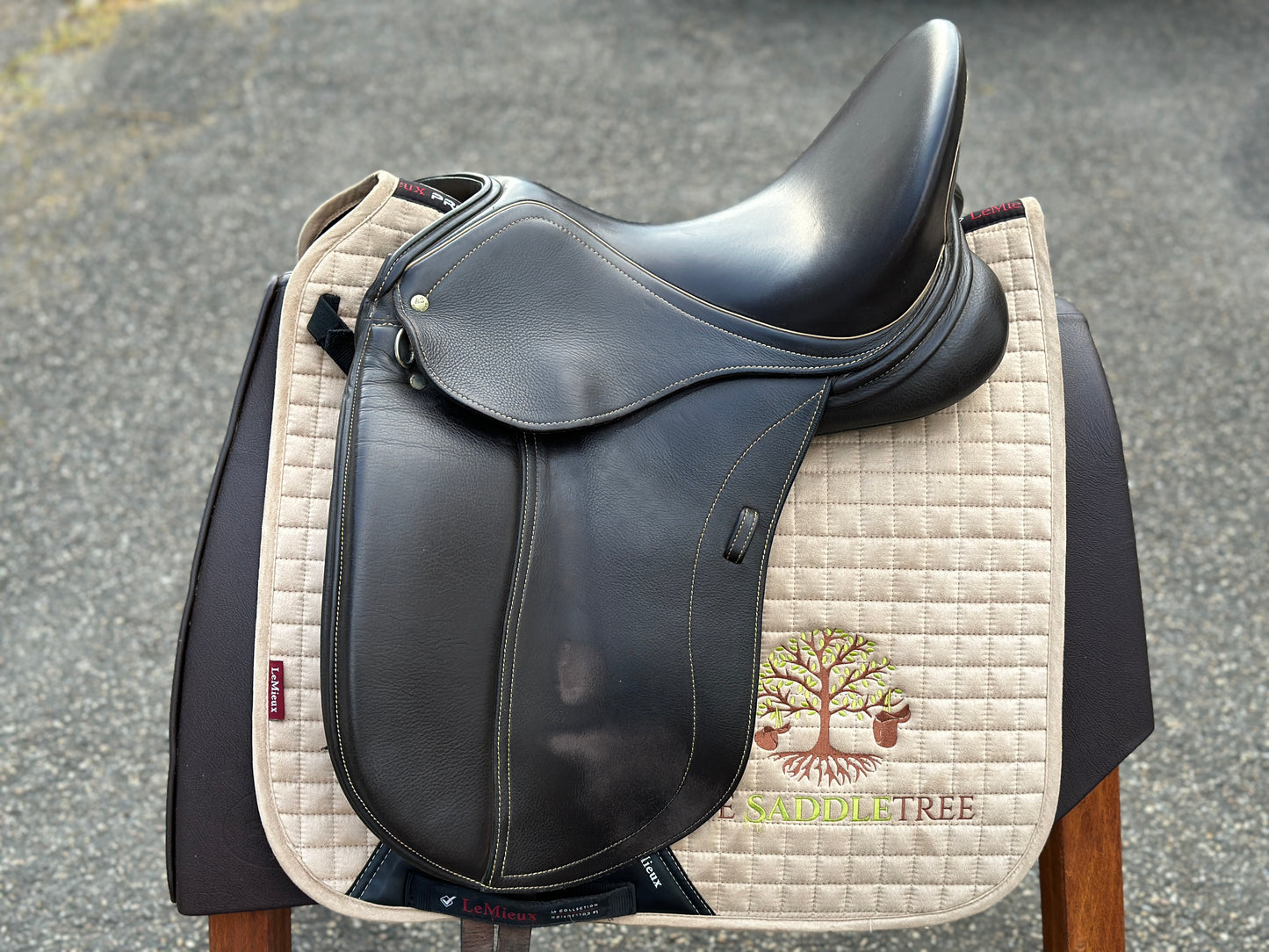Schleese Bubi dressage saddle brown 17.5 inches