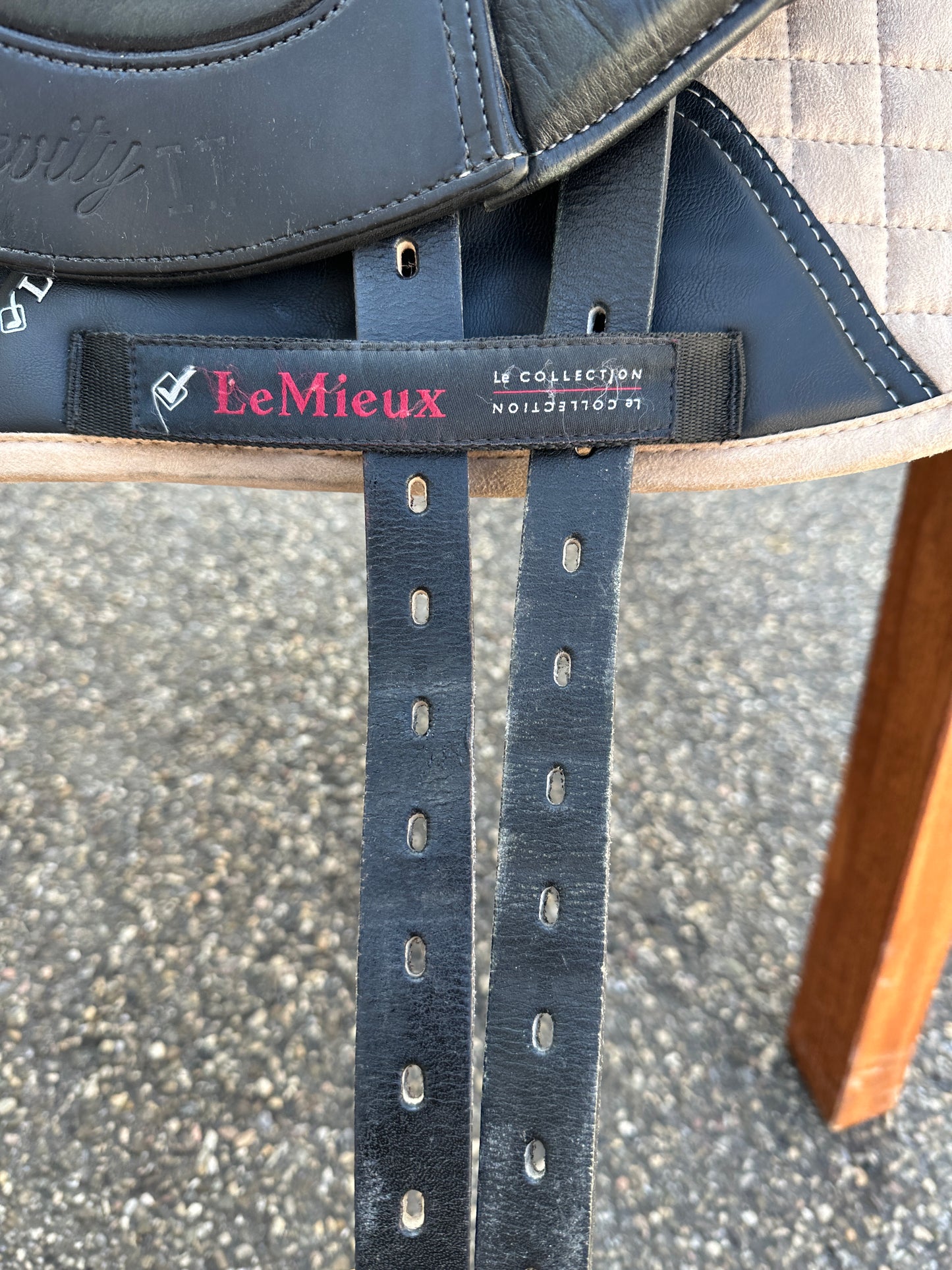 Bagari Levity dressage saddle 17.5 inches