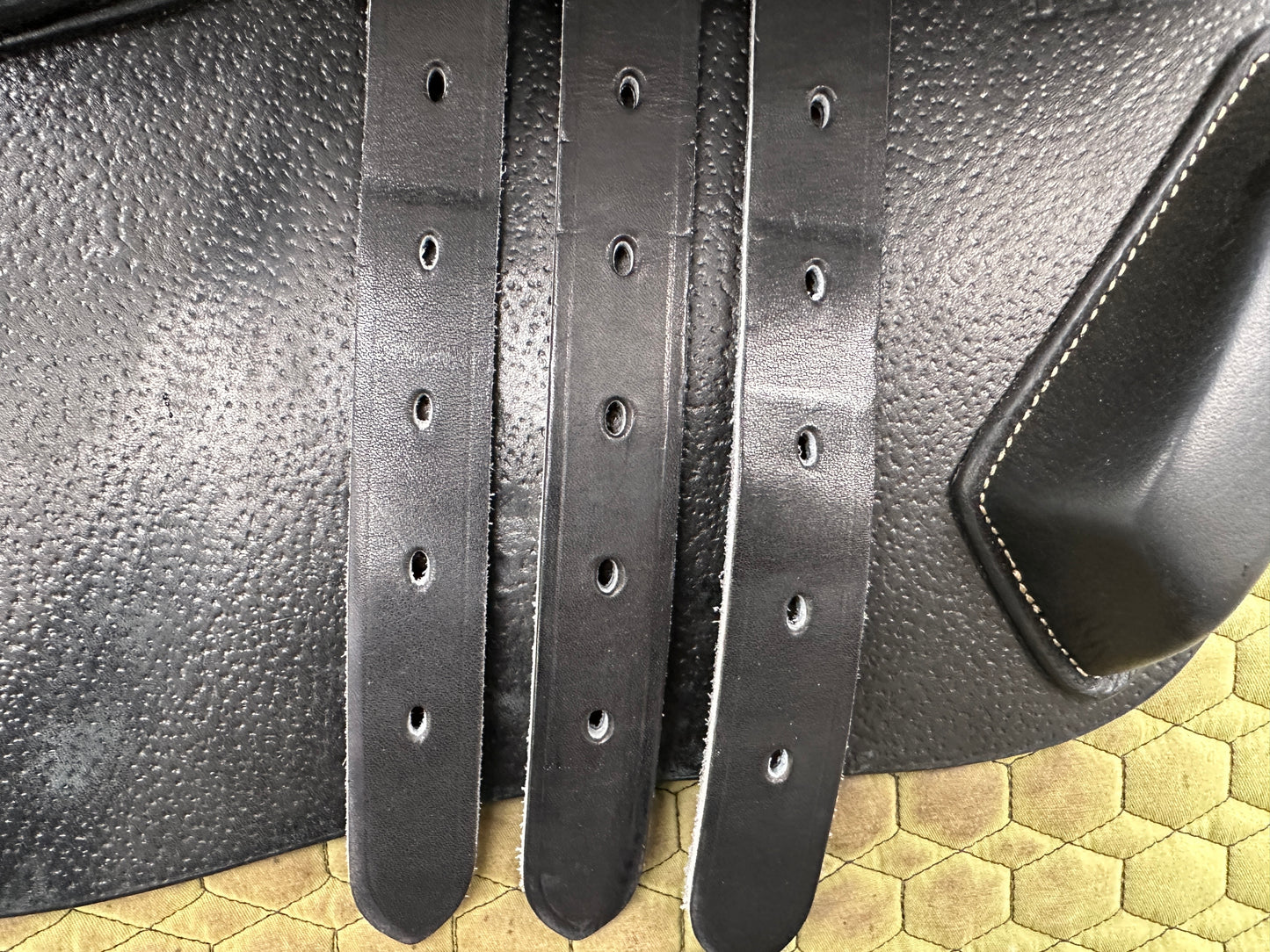 Ikonic Elite Springsattel schwarz 17,5 Zoll Klettpauschen