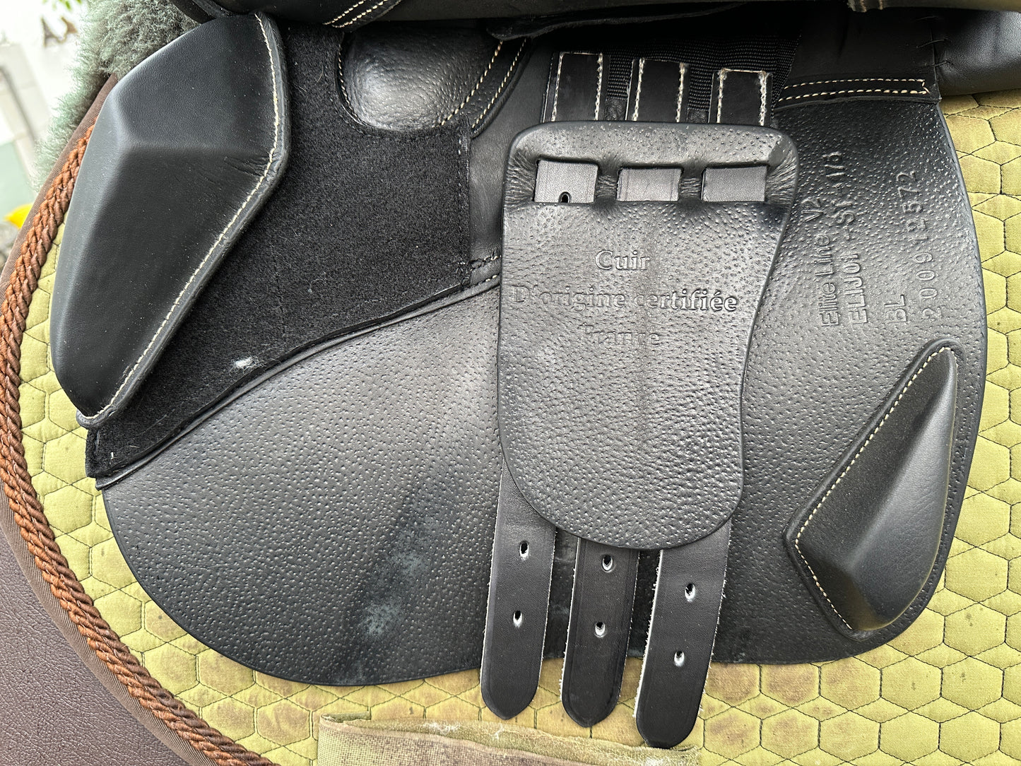 Ikonic Elite Springsattel schwarz 17,5 Zoll Klettpauschen