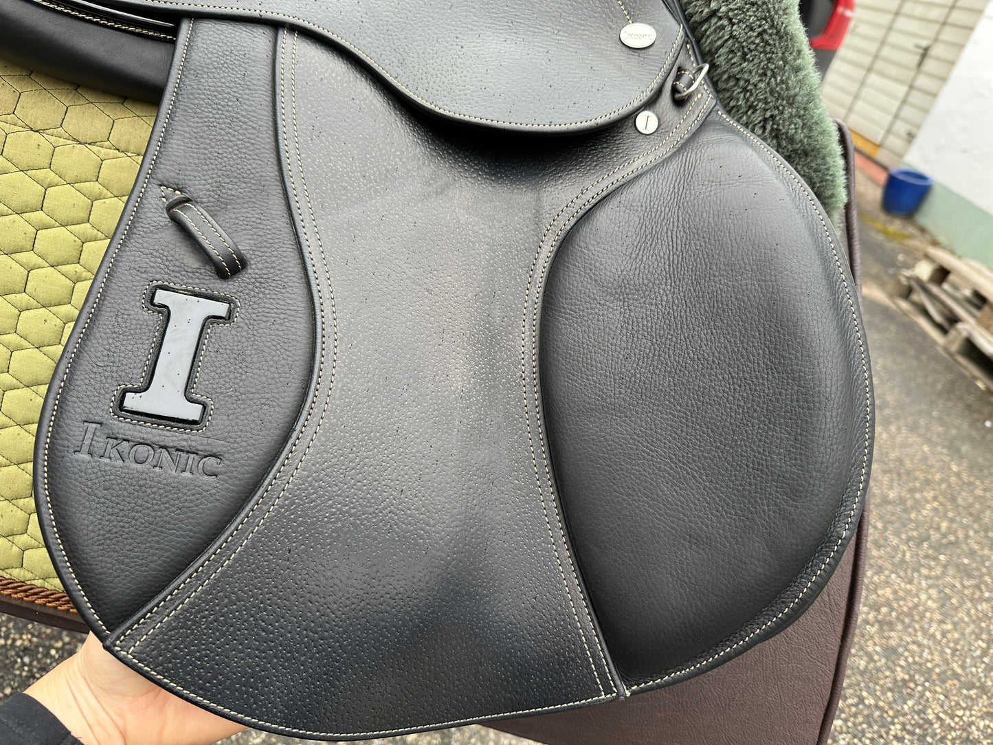 Ikonic Elite Springsattel schwarz 17,5 Zoll Klettpauschen