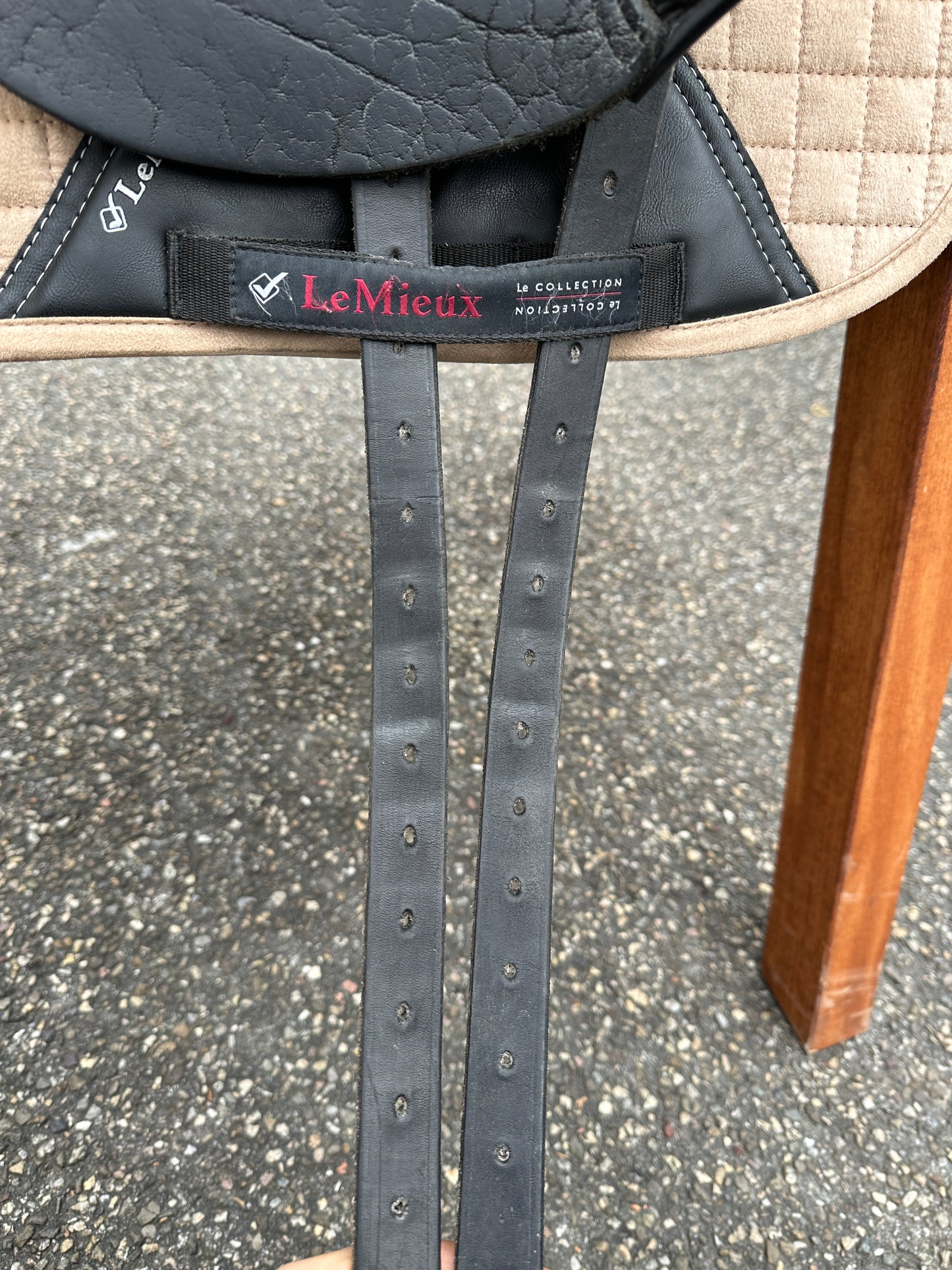 Silla de doma Dresch de 17 pulgadas con ruedas de velcro y cuero de búfalo
