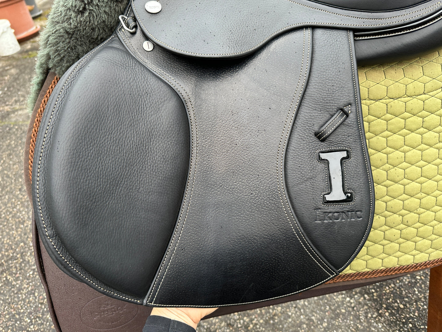 Ikonic Elite Springsattel schwarz 17,5 Zoll Klettpauschen