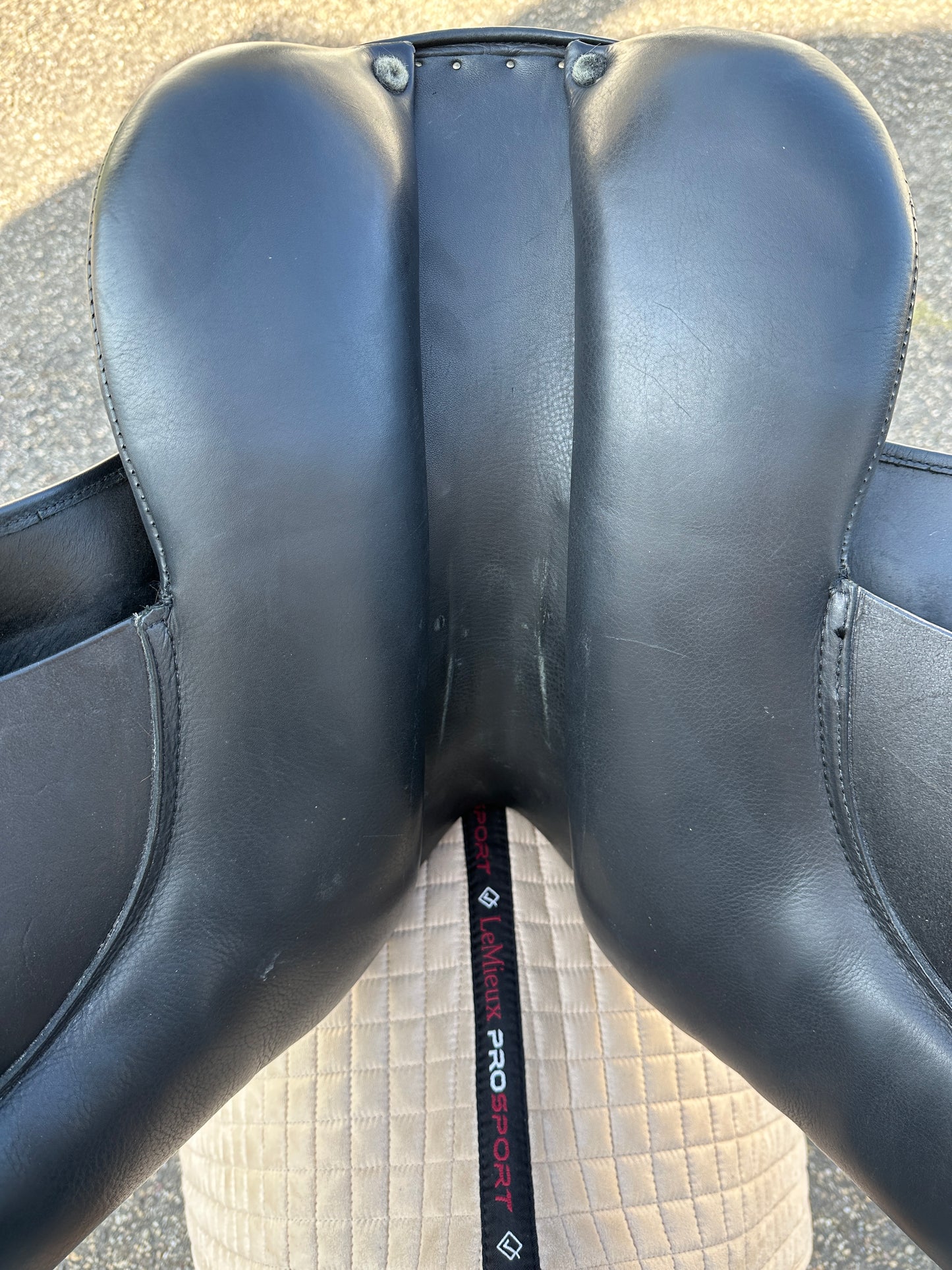 Bagari Levity dressage saddle 17.5 inches