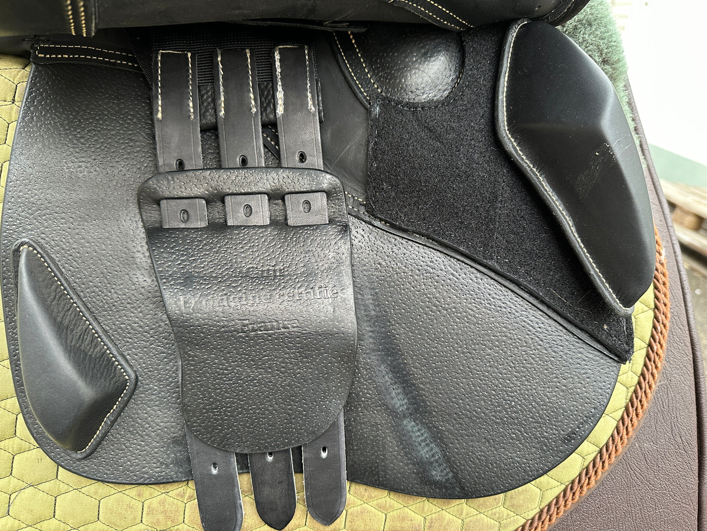 Ikonic Elite Springsattel schwarz 17,5 Zoll Klettpauschen