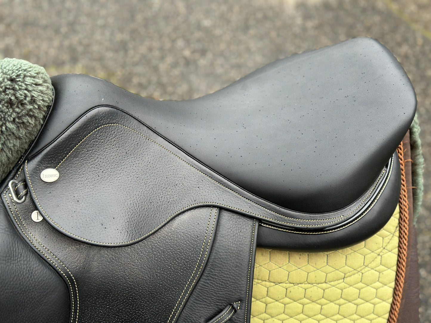 Ikonic Elite Springsattel schwarz 17,5 Zoll Klettpauschen