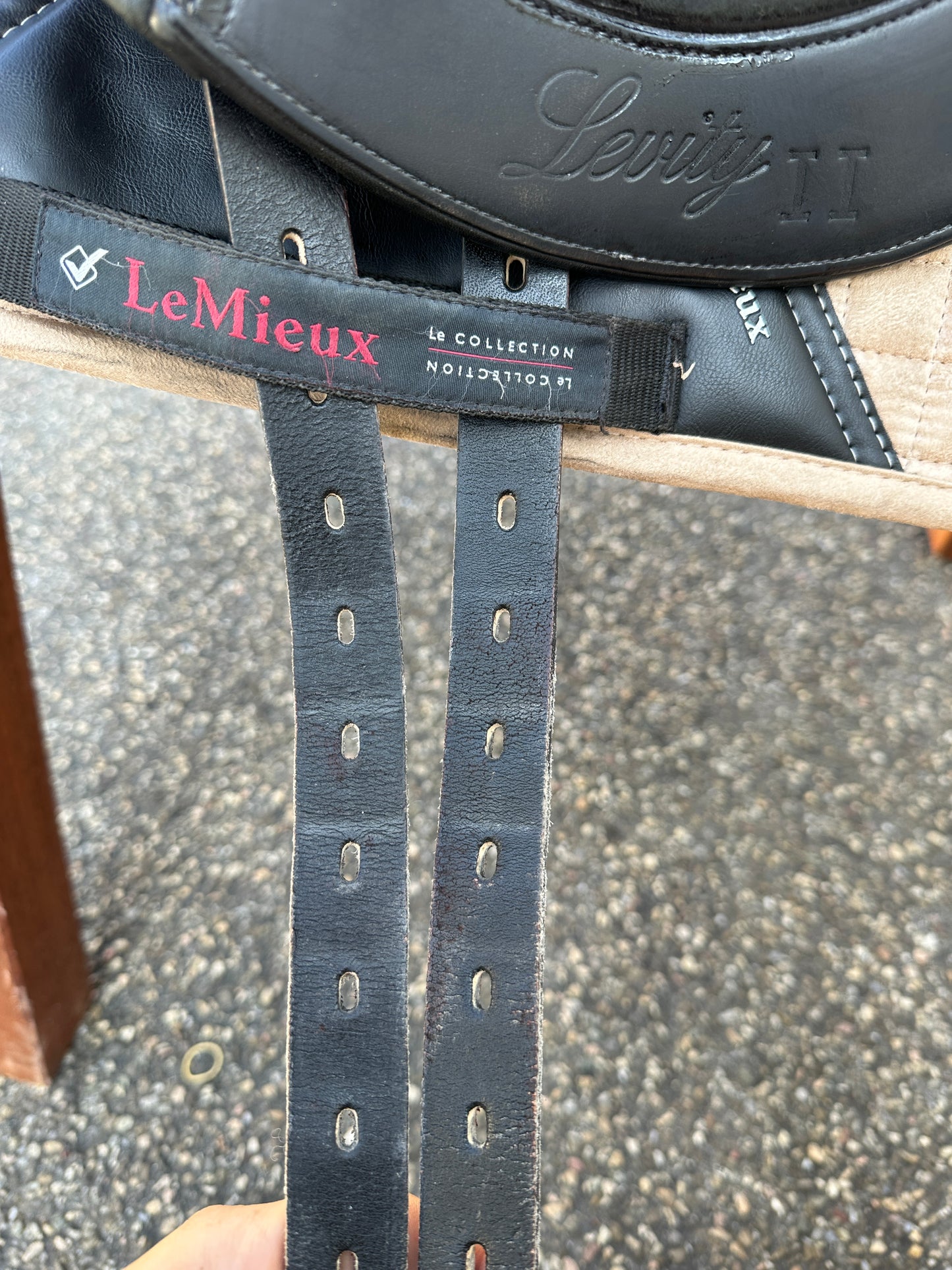 Bagari Levity dressage saddle 17.5 inches